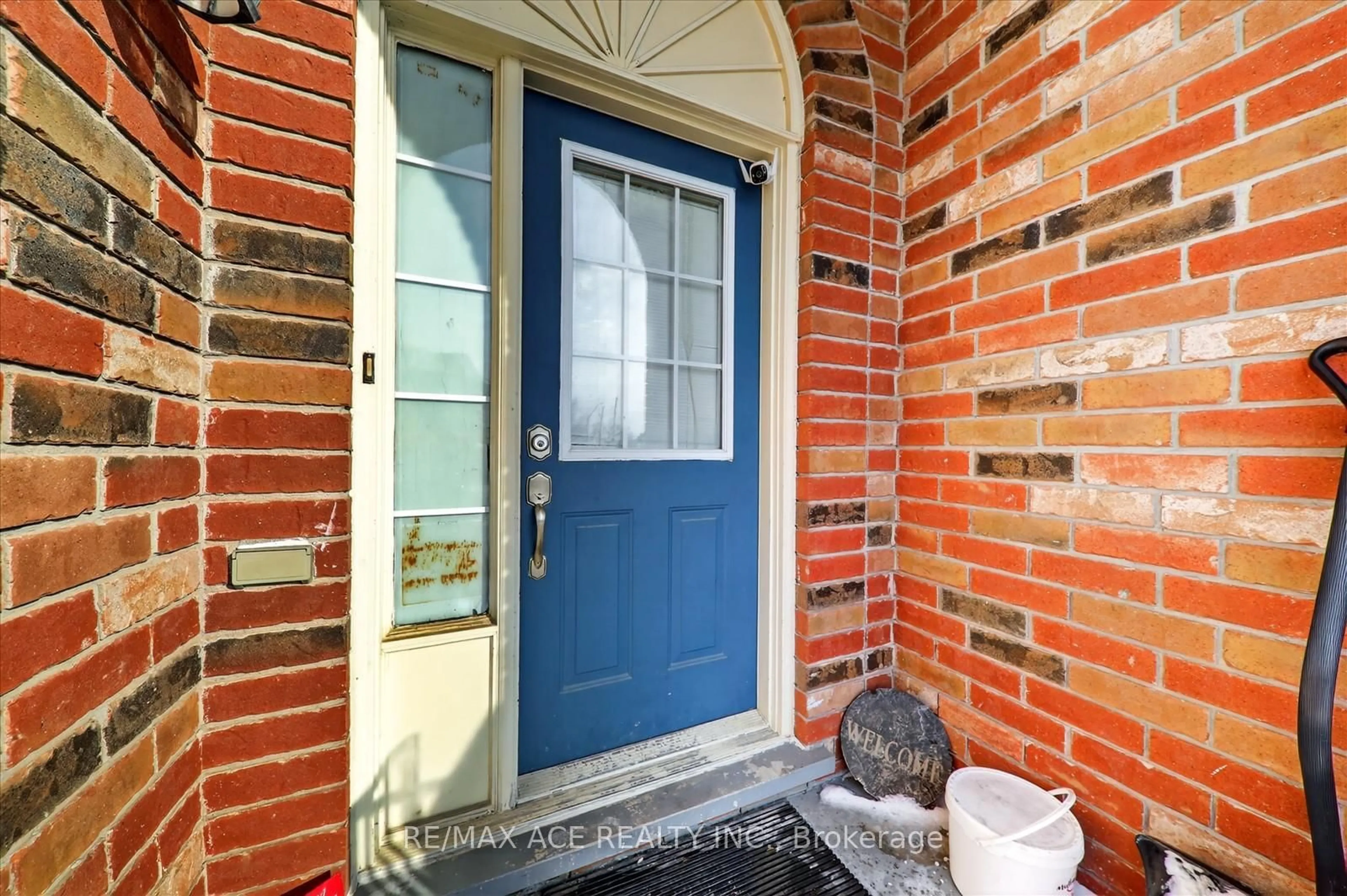 Indoor entryway for 111 Dunlop Crt, Brampton Ontario L6X 5A6