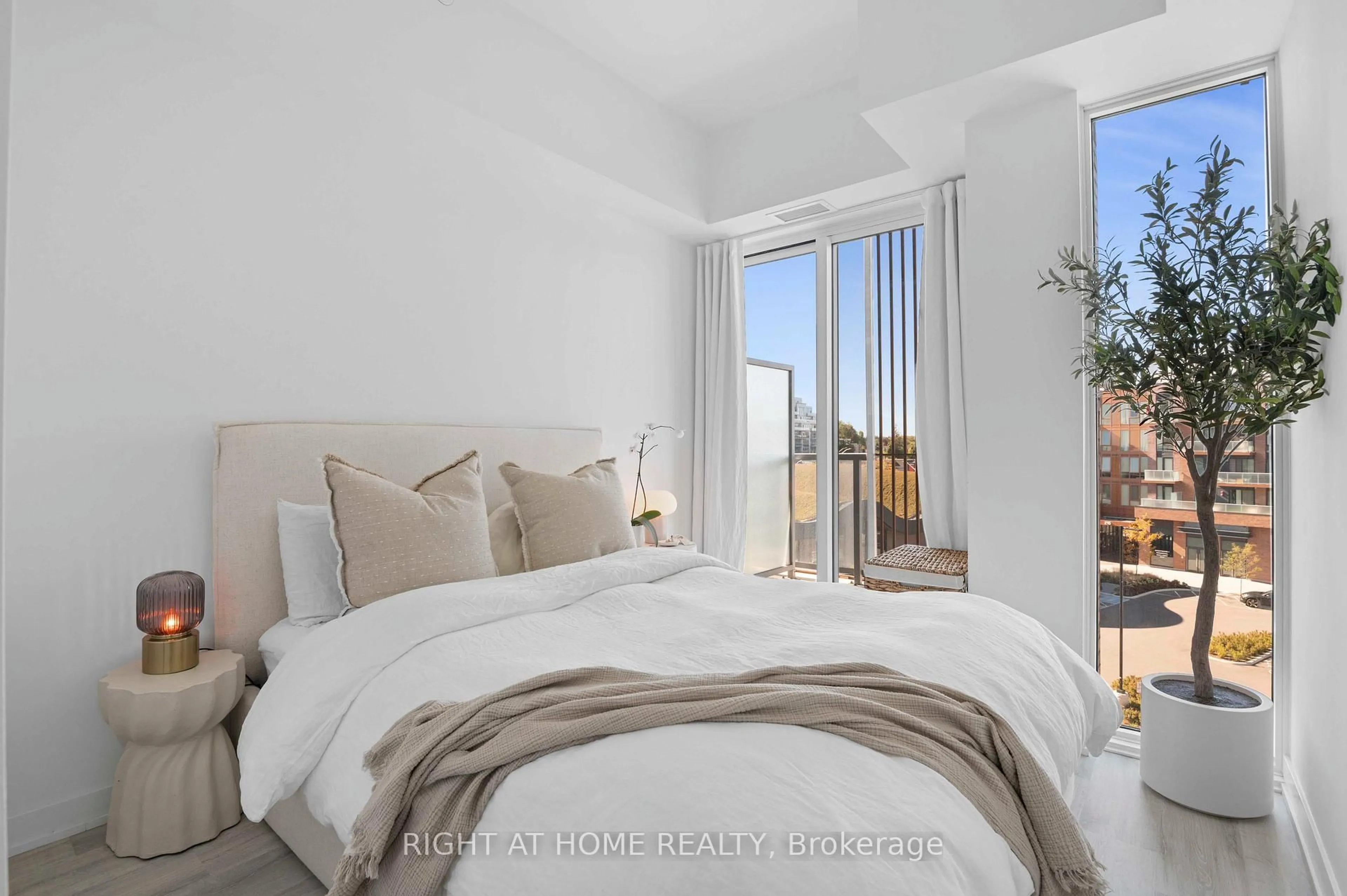 Bedroom with bed, unknown for 220 Missinnihe Way #403, Mississauga Ontario L5H 0A9