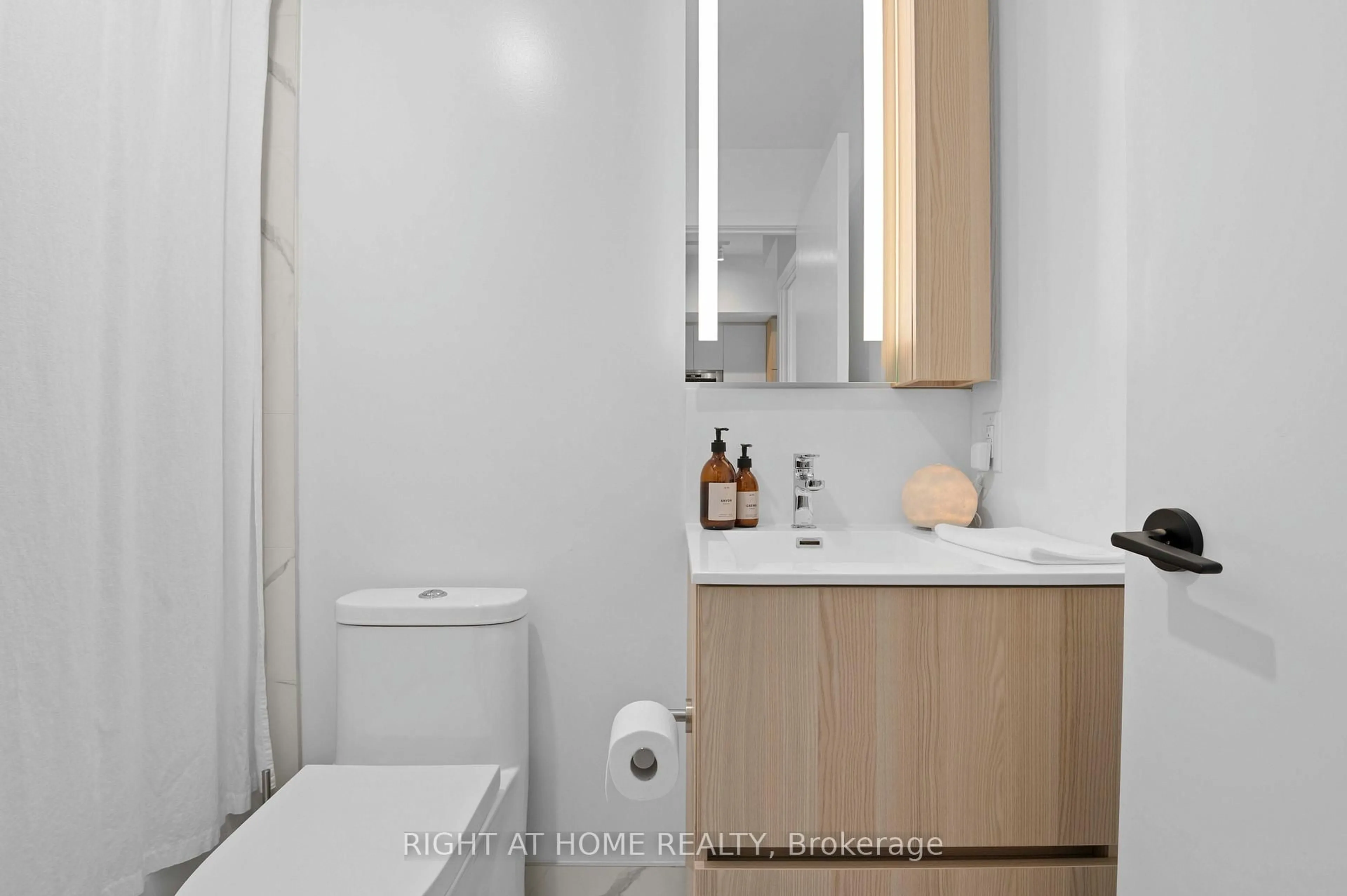Standard bathroom, unknown for 220 Missinnihe Way #403, Mississauga Ontario L5H 0A9