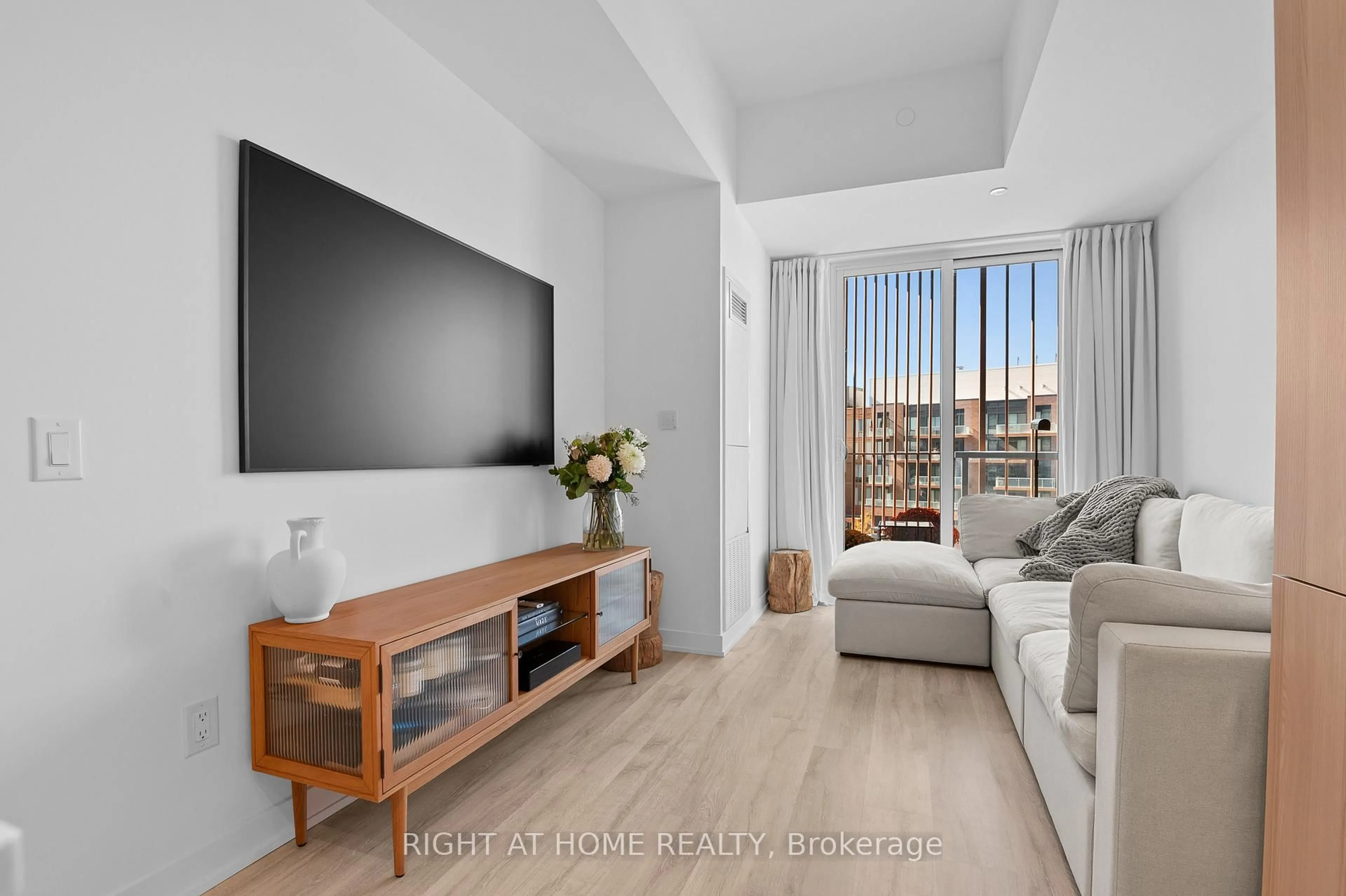 Living room with furniture, unknown for 220 Missinnihe Way #403, Mississauga Ontario L5H 0A9