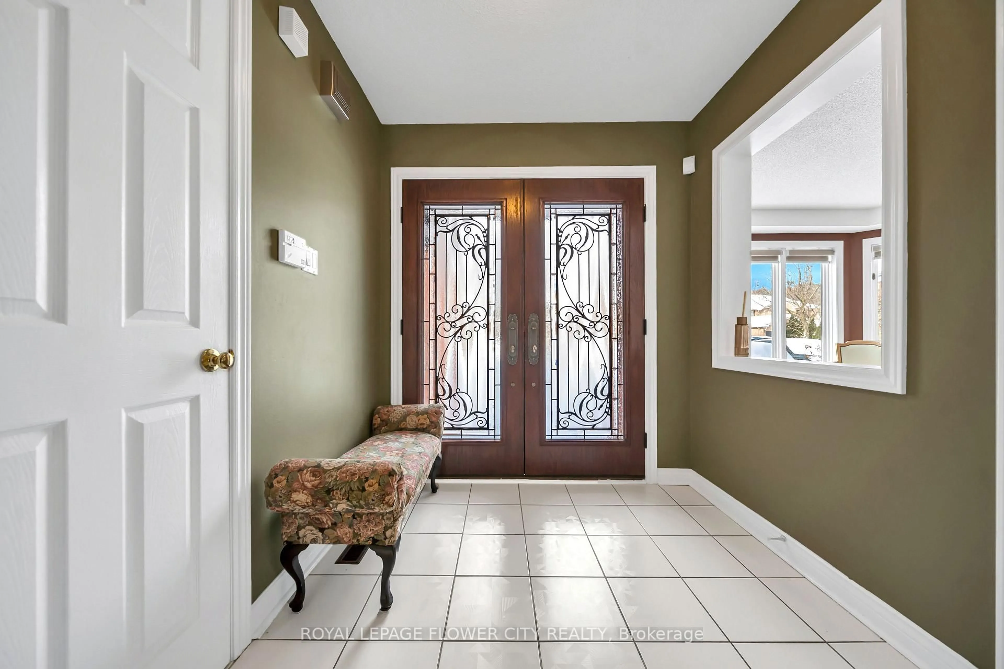 Indoor entryway for 1340 Whitewater Lane, Mississauga Ontario L5V 1L8