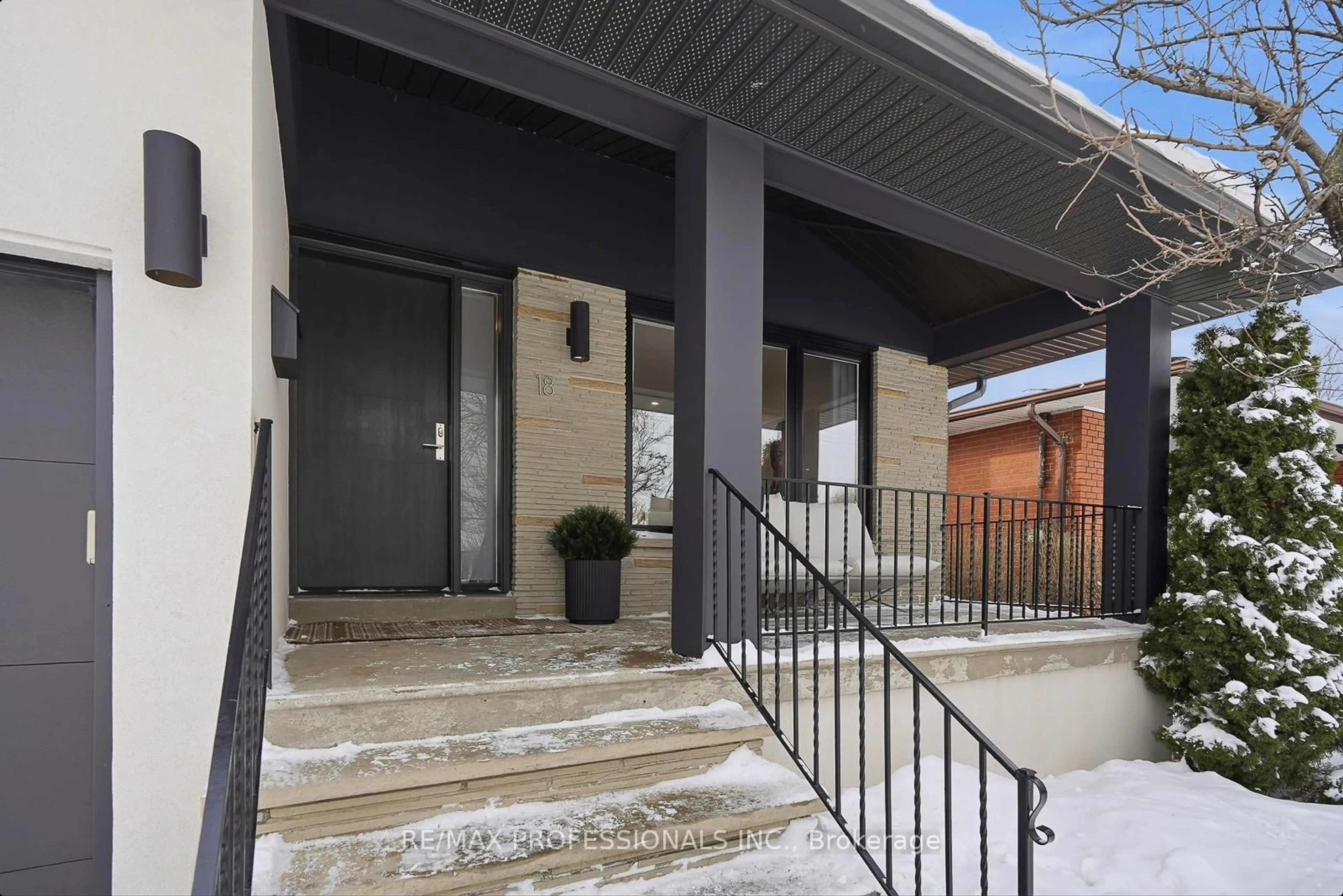 Indoor entryway for 18 Treeview Dr, Toronto Ontario M8W 4B9
