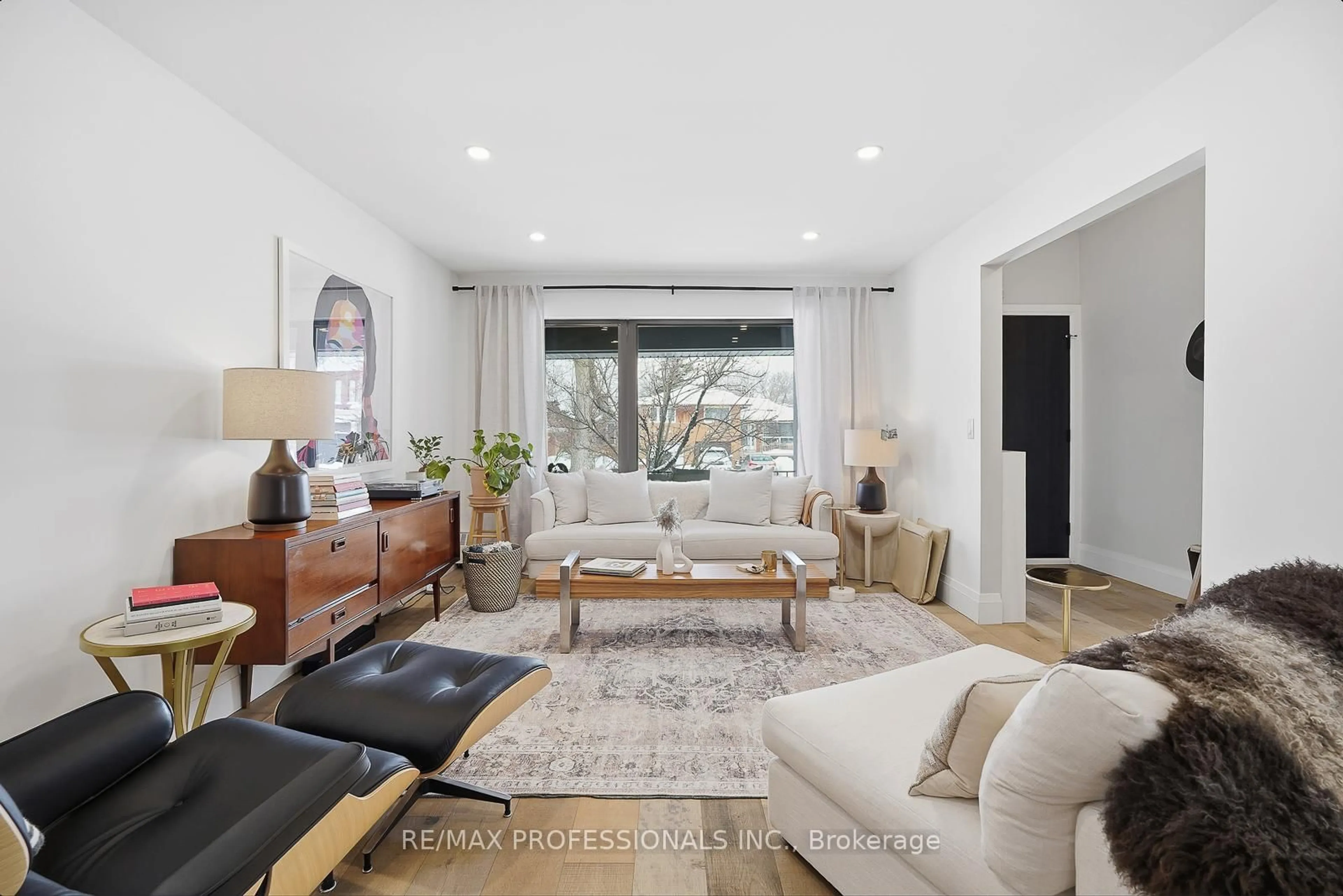 Living room with furniture, unknown for 18 Treeview Dr, Toronto Ontario M8W 4B9