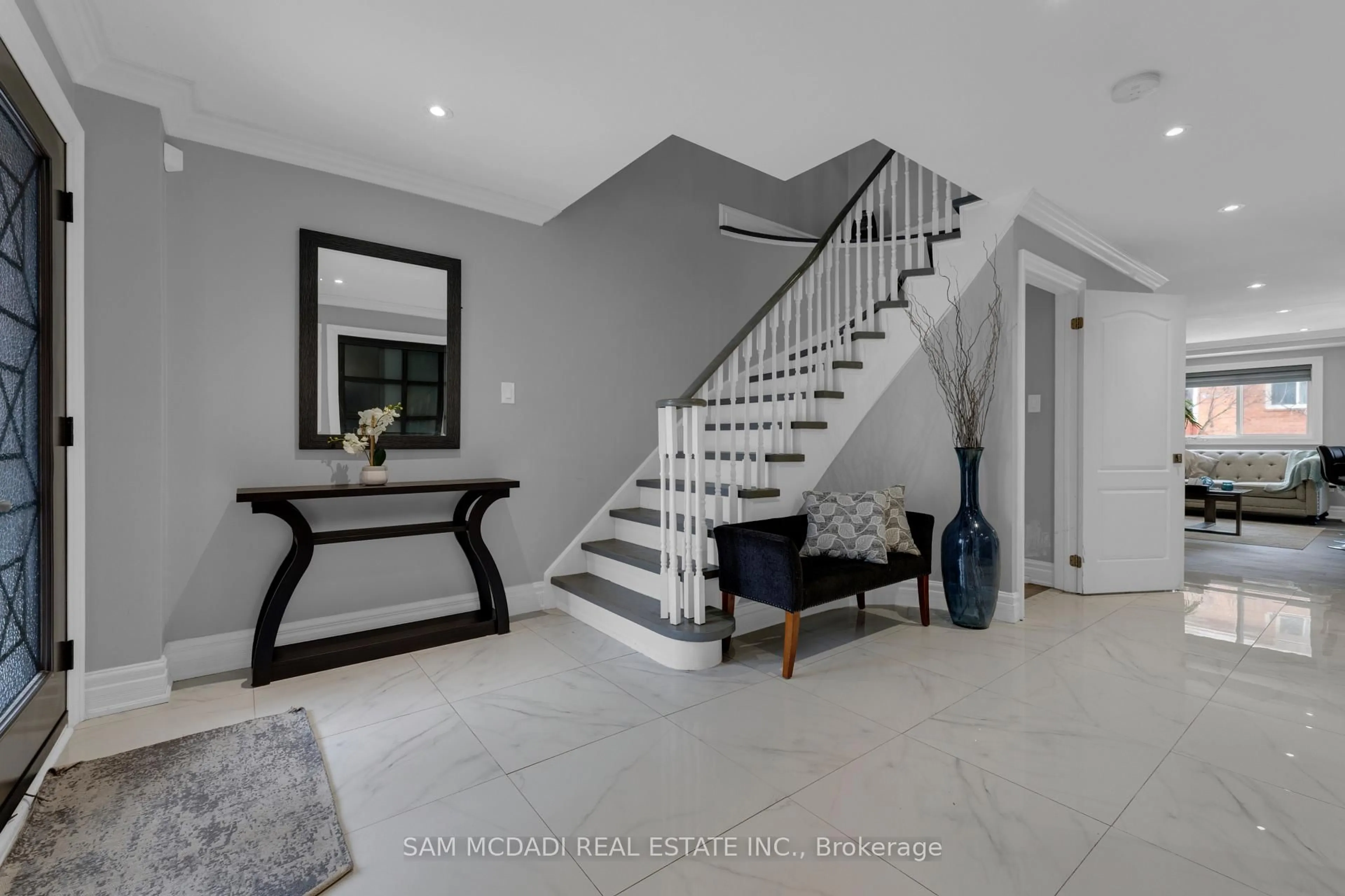 Indoor entryway for 3722 Densbury Dr, Mississauga Ontario L5N 6Z1