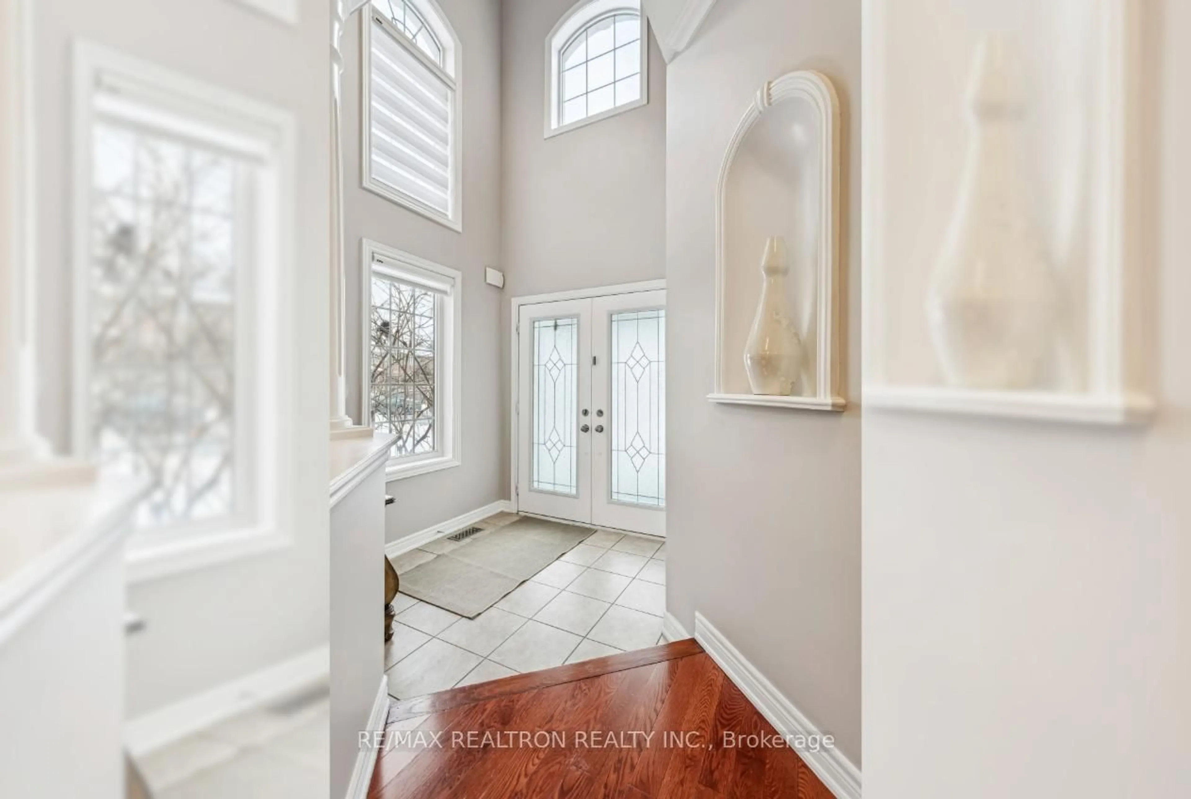 Indoor entryway for 1153 Kestell Blvd, Oakville Ontario L6H 7M7