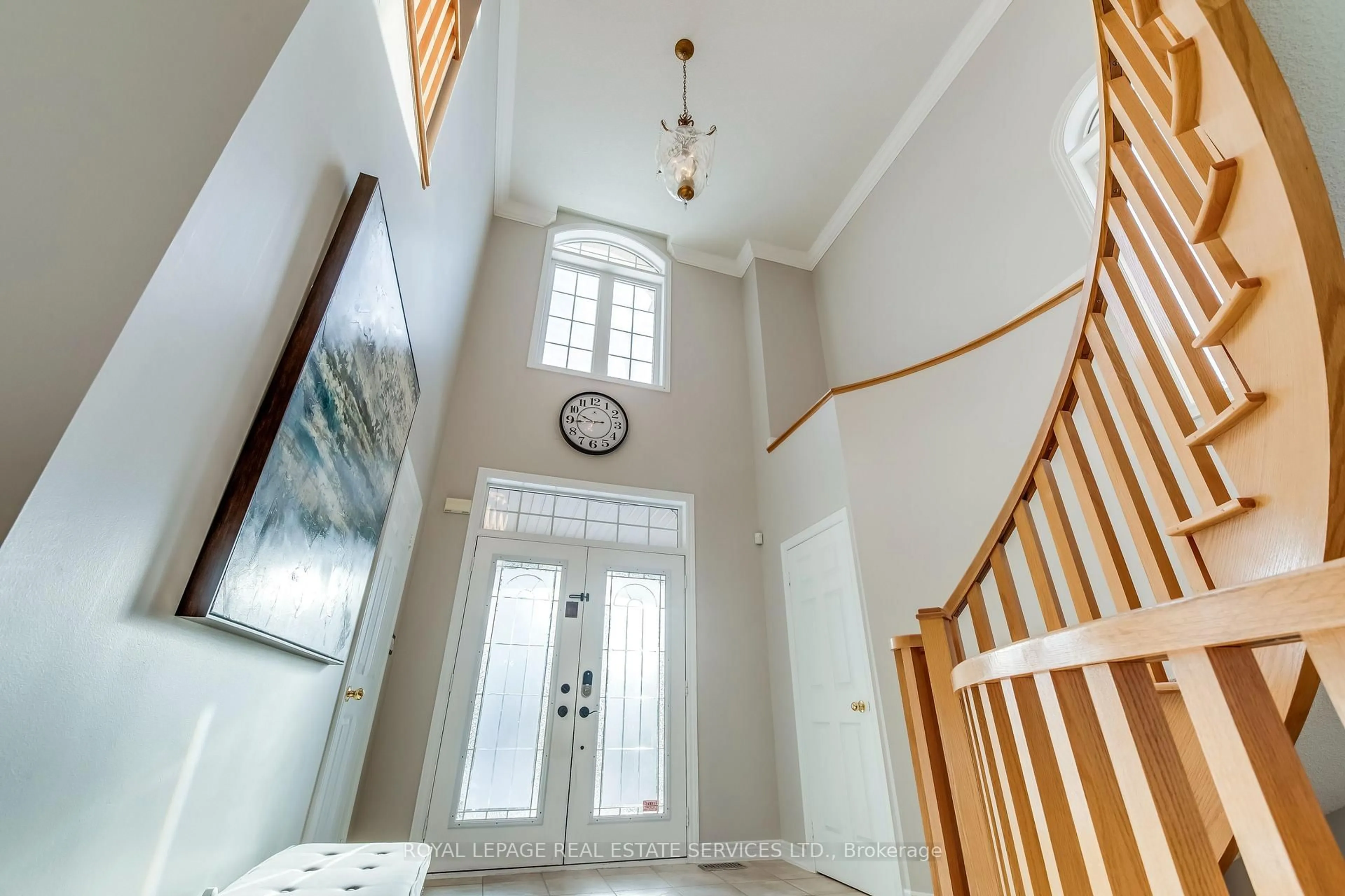 Indoor entryway for 1109 Kestell Blvd, Oakville Ontario L6H 7M5