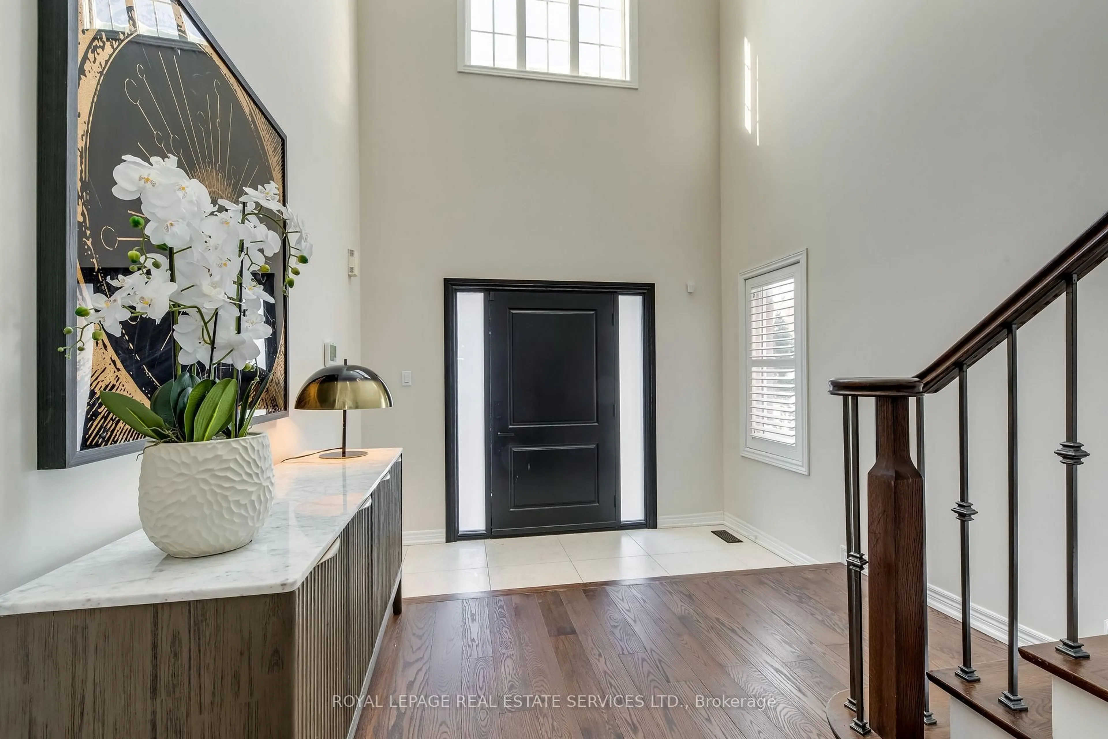 Indoor entryway for 2467 Chaplin Rd, Oakville Ontario L6H 7L6