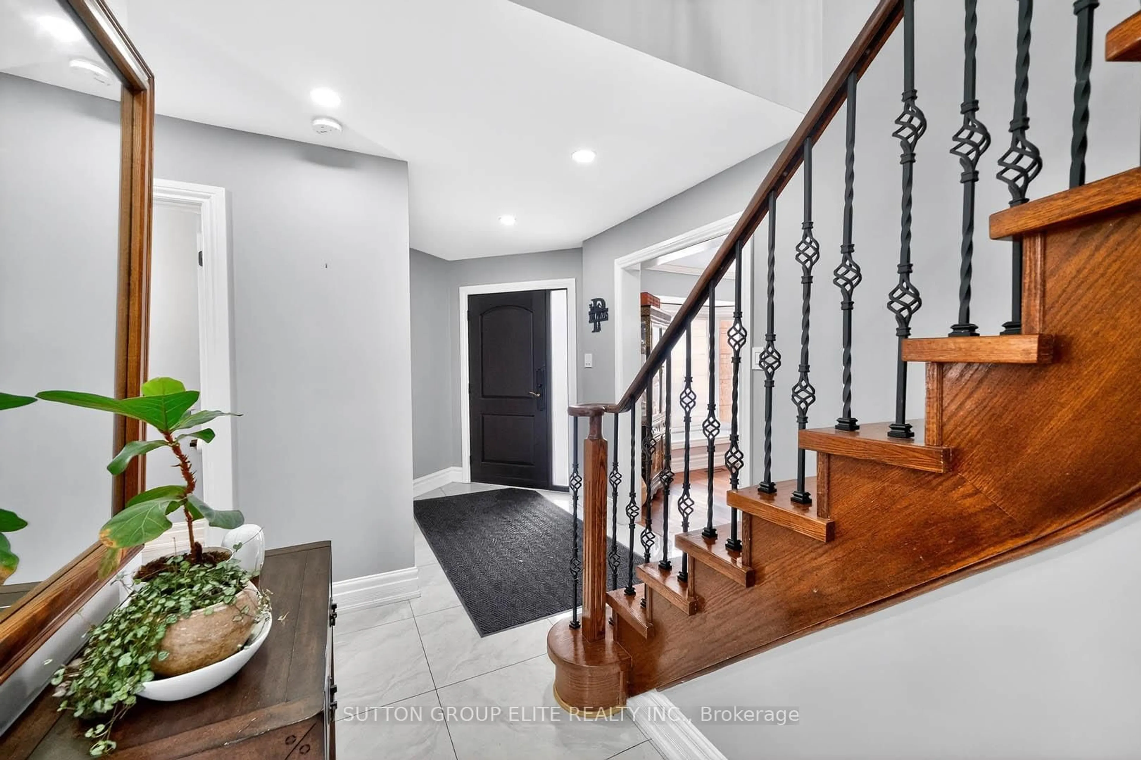 Indoor entryway for 5204 Swiftcurrent Tr, Mississauga Ontario L5R 2H8