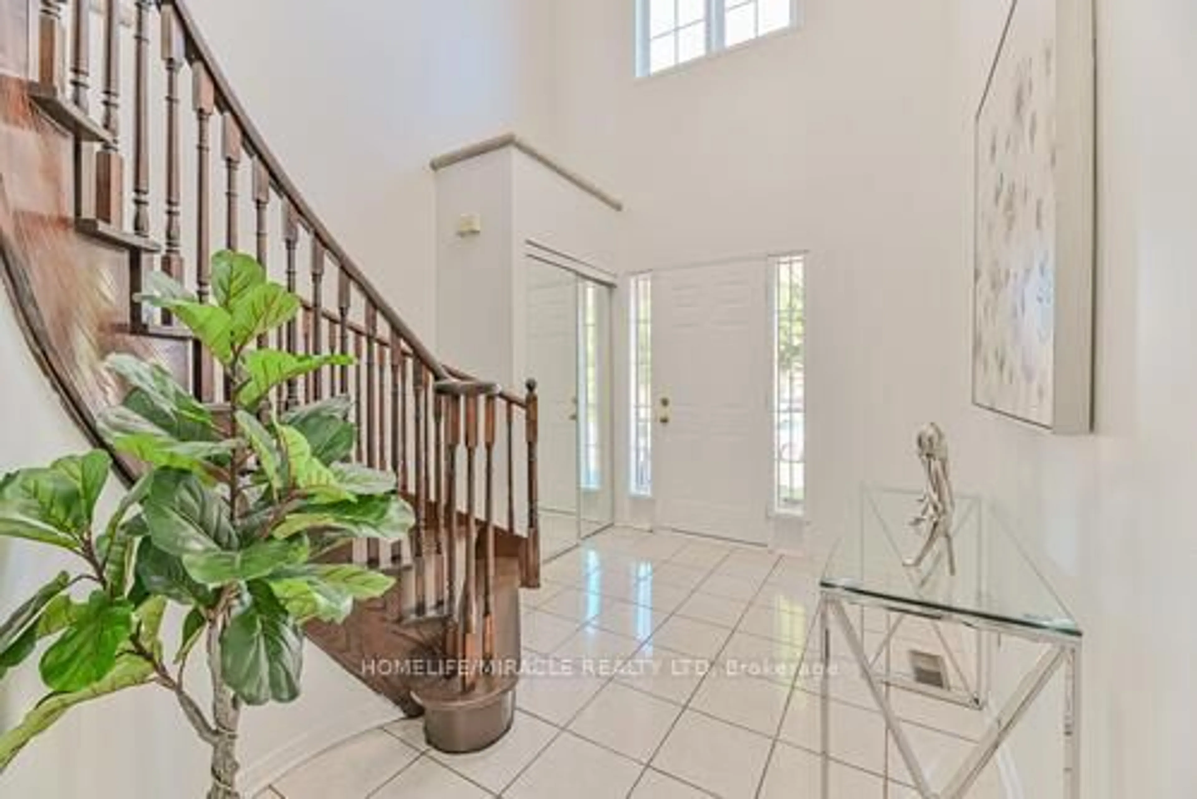 Indoor foyer for 36 Letty Ave, Brampton Ontario L6Y 4T3