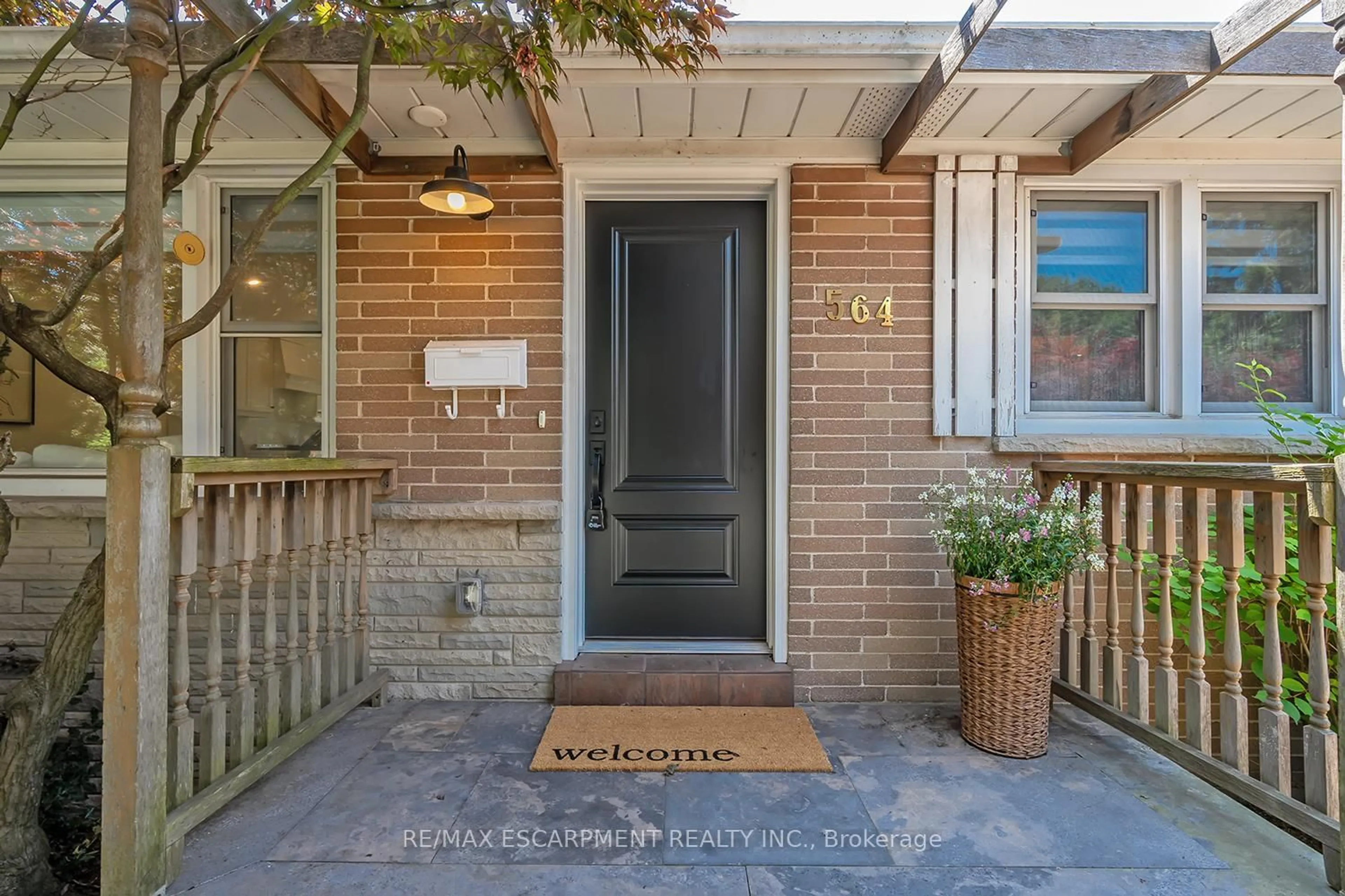 Indoor entryway for 564 Maplehill Dr, Burlington Ontario L7N 2W3