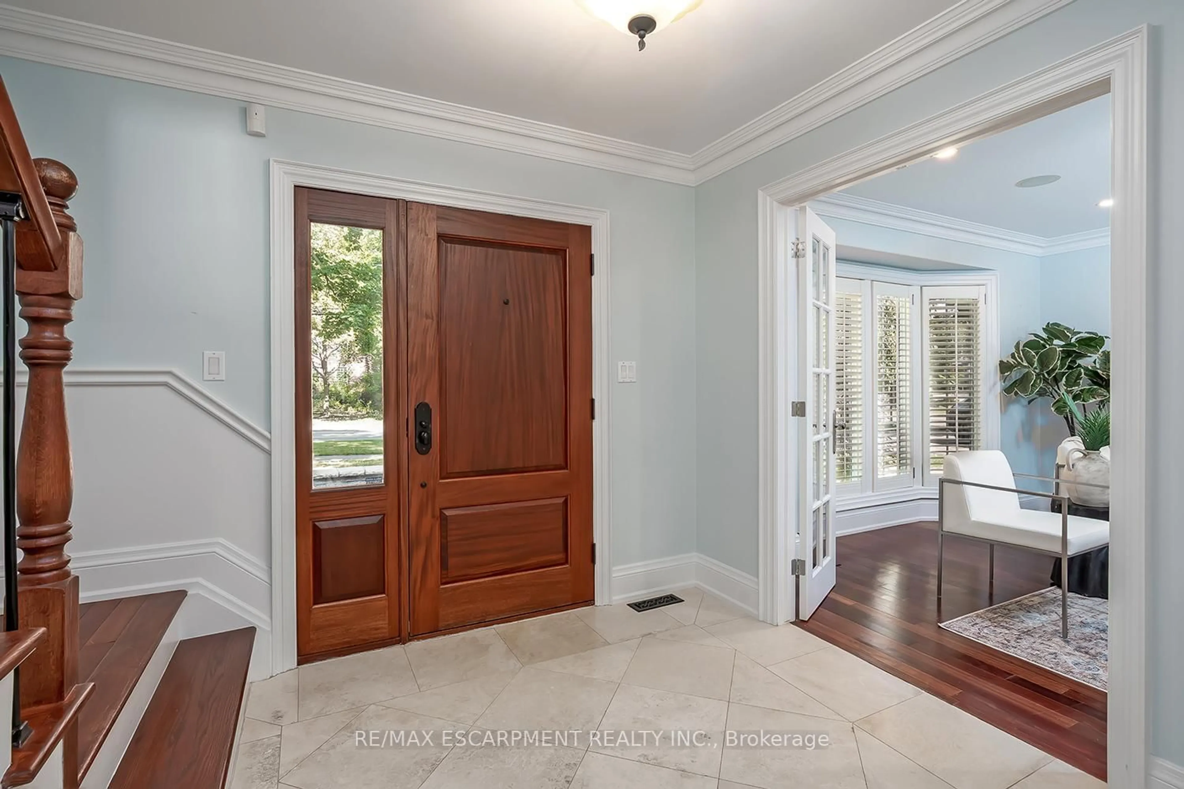 Indoor entryway for 2428 Lakeshore Rd, Burlington Ontario L7R 1C1