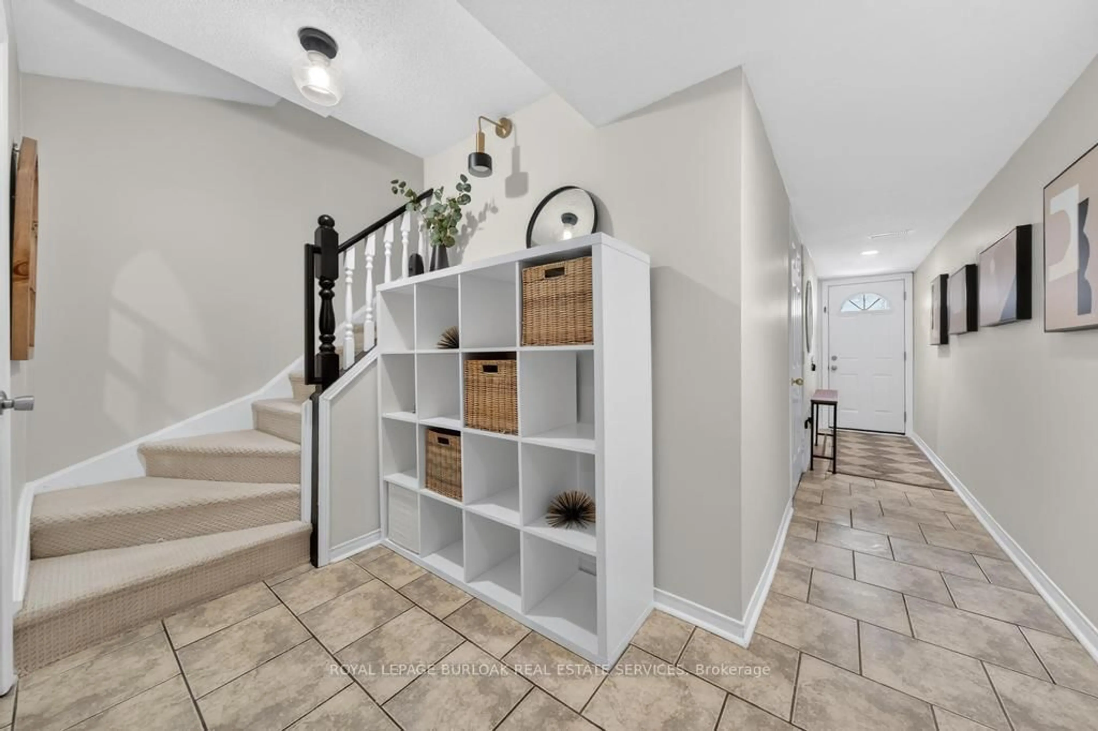 Indoor entryway for 895 Maple Ave #702, Burlington Ontario L7S 2H7