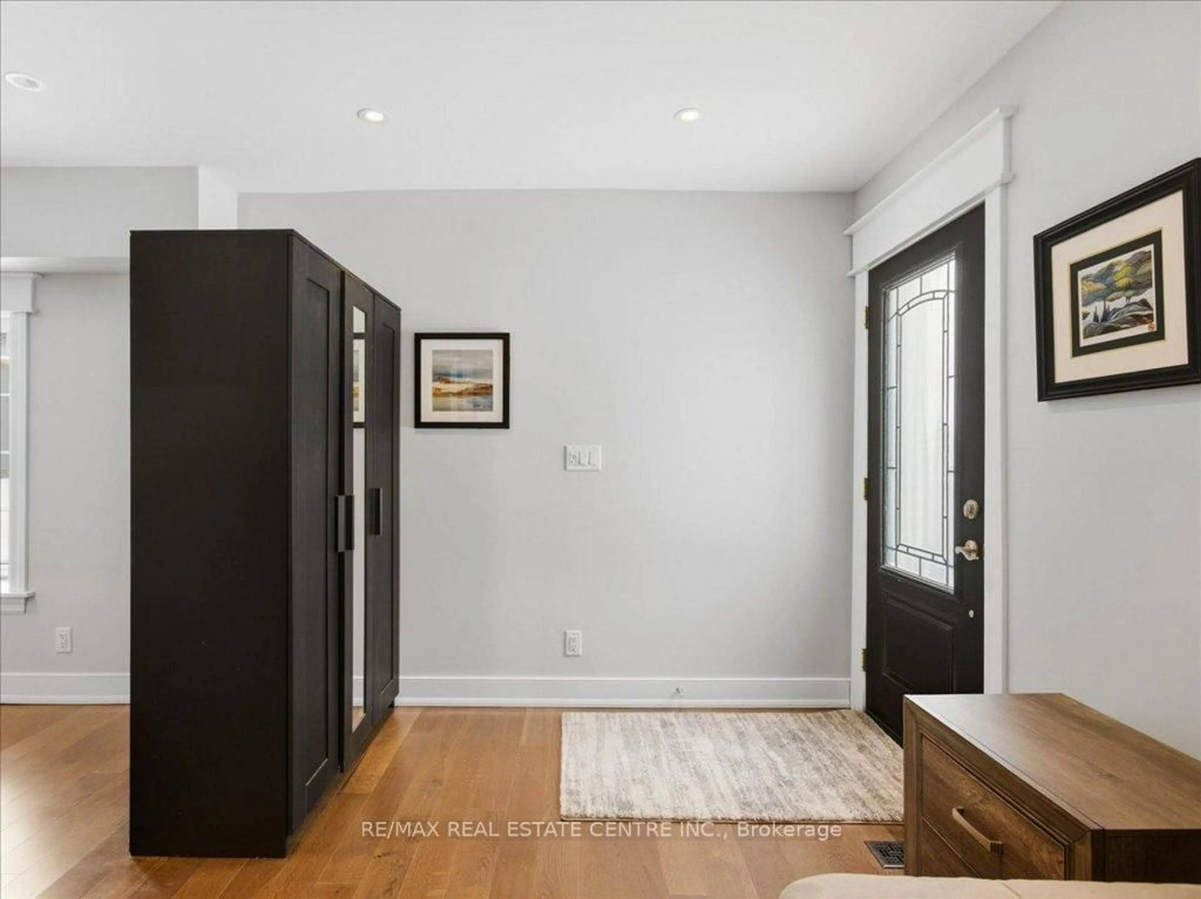 Indoor entryway for 410 Oak St, Milton Ontario L9T 1J1