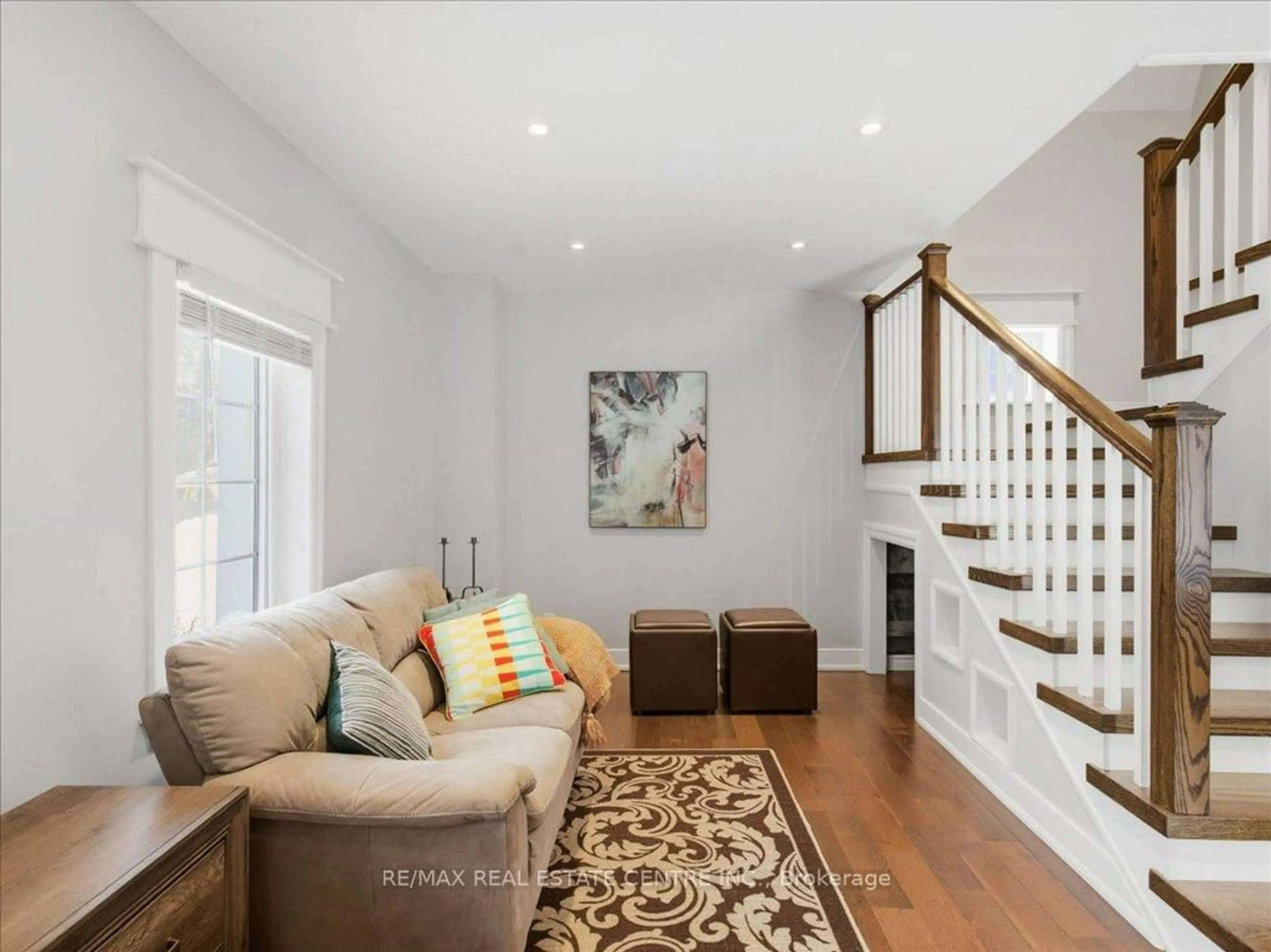 Living room with furniture, unknown for 410 Oak St, Milton Ontario L9T 1J1