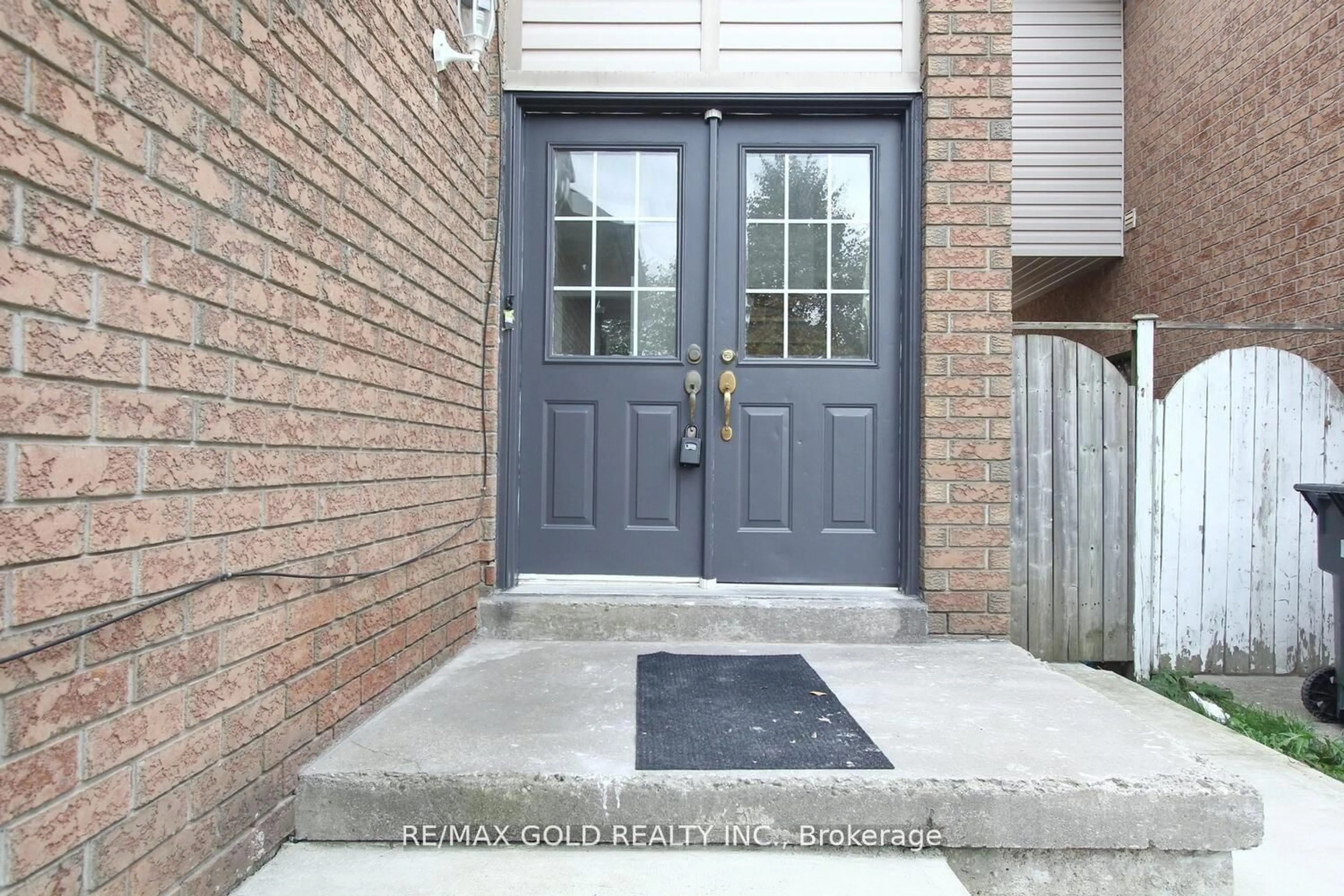 Indoor entryway for 96 Lauraglen Cres, Brampton Ontario L6Y 5A6