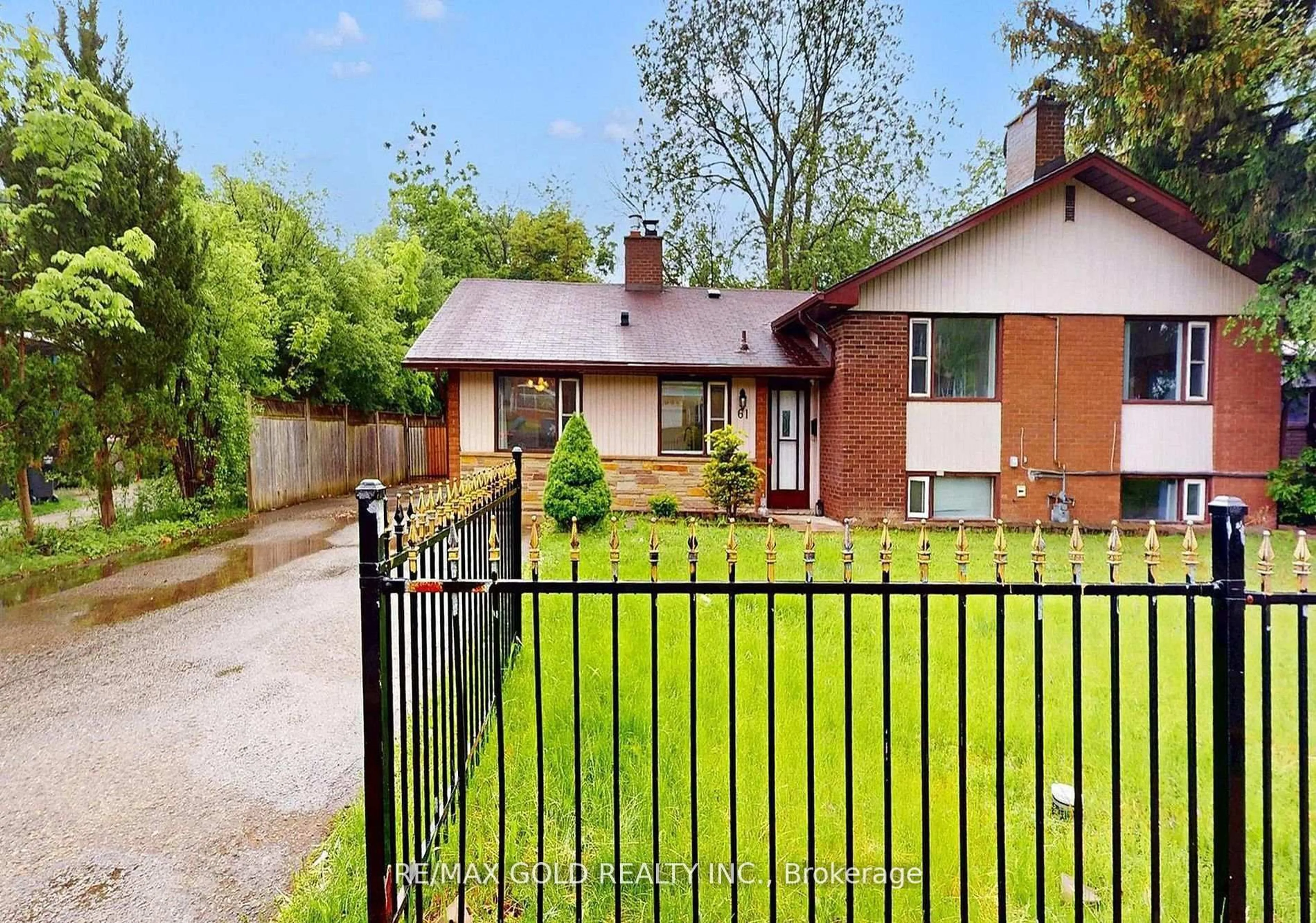 A pic from outside/outdoor area/front of a property/back of a property/a pic from drone, street for 61 Centre St, Brampton Ontario L6V 1T1