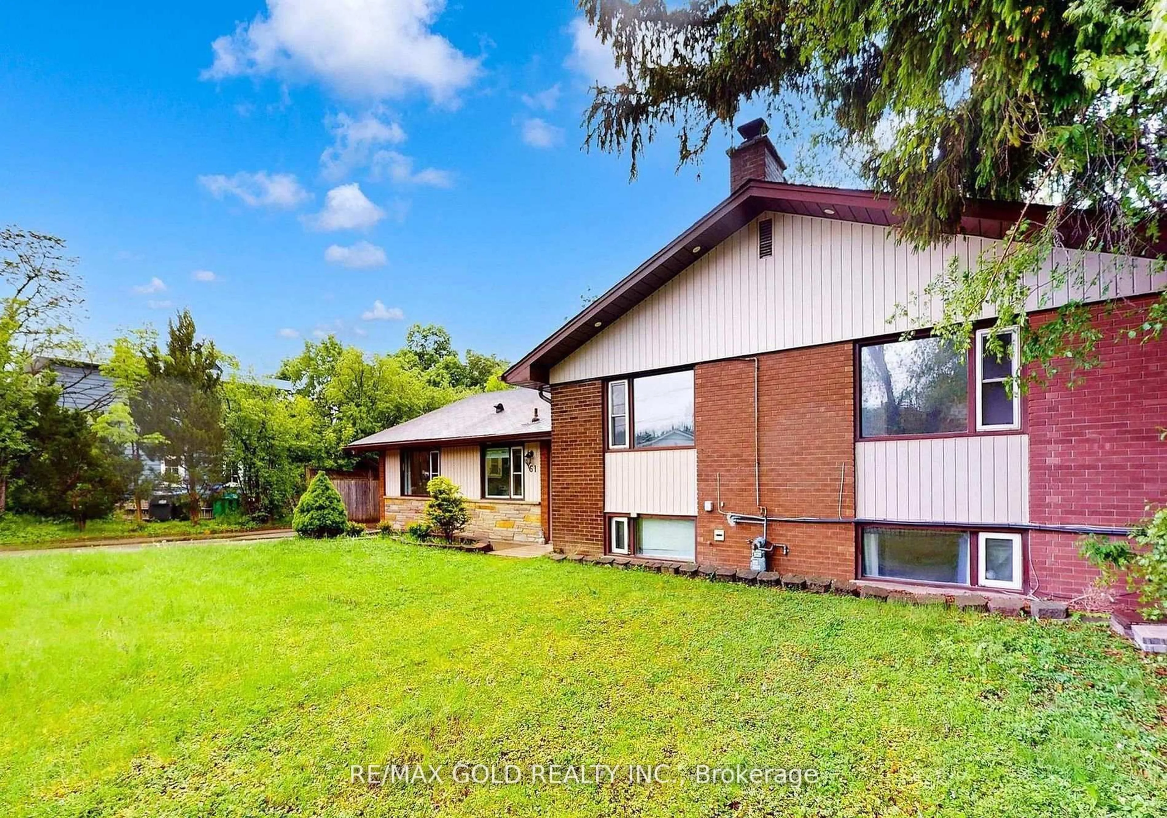 A pic from outside/outdoor area/front of a property/back of a property/a pic from drone, unknown for 61 Centre St, Brampton Ontario L6V 1T1