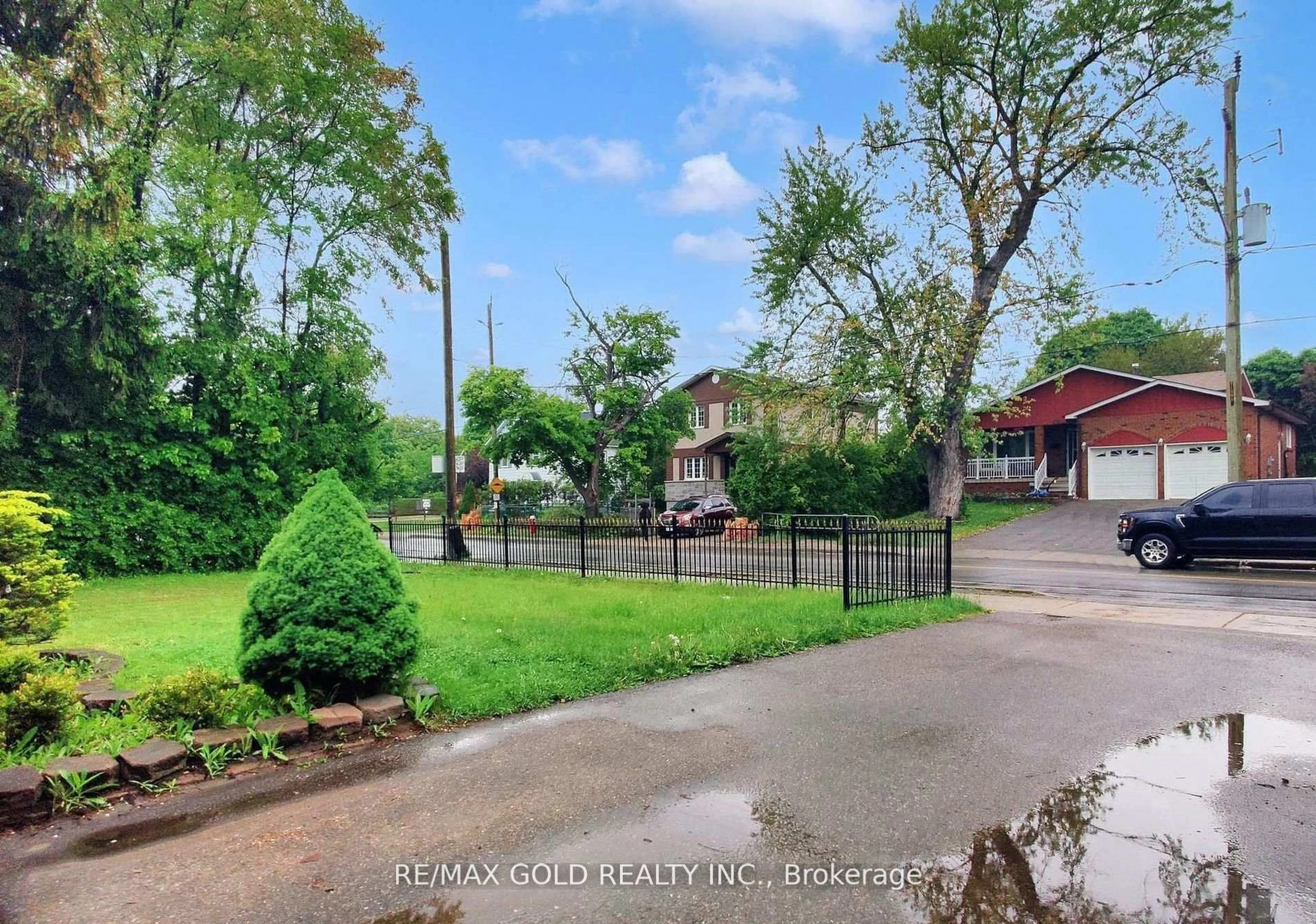 A pic from outside/outdoor area/front of a property/back of a property/a pic from drone, street for 61 Centre St, Brampton Ontario L6V 1T1
