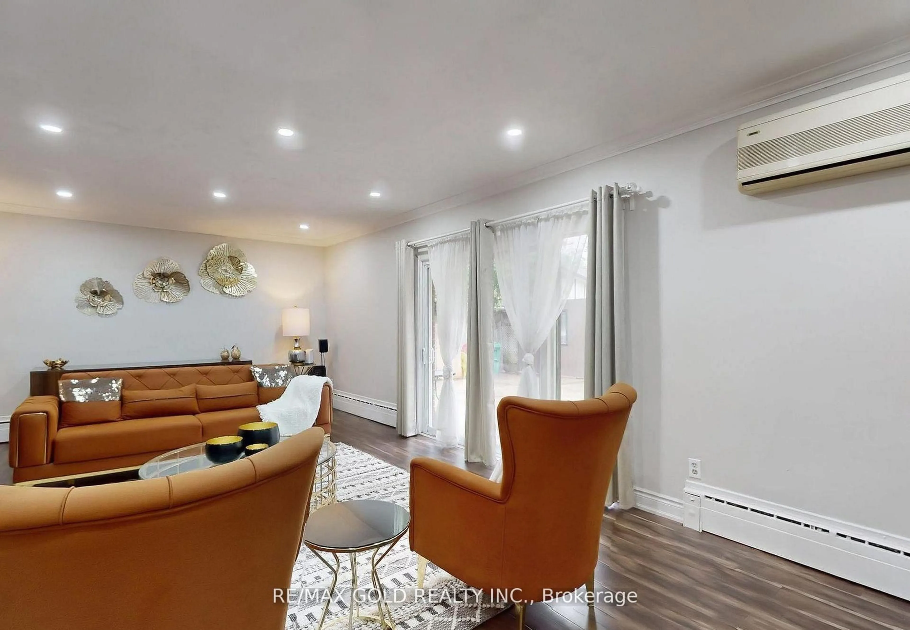 Living room with furniture, unknown for 61 Centre St, Brampton Ontario L6V 1T1