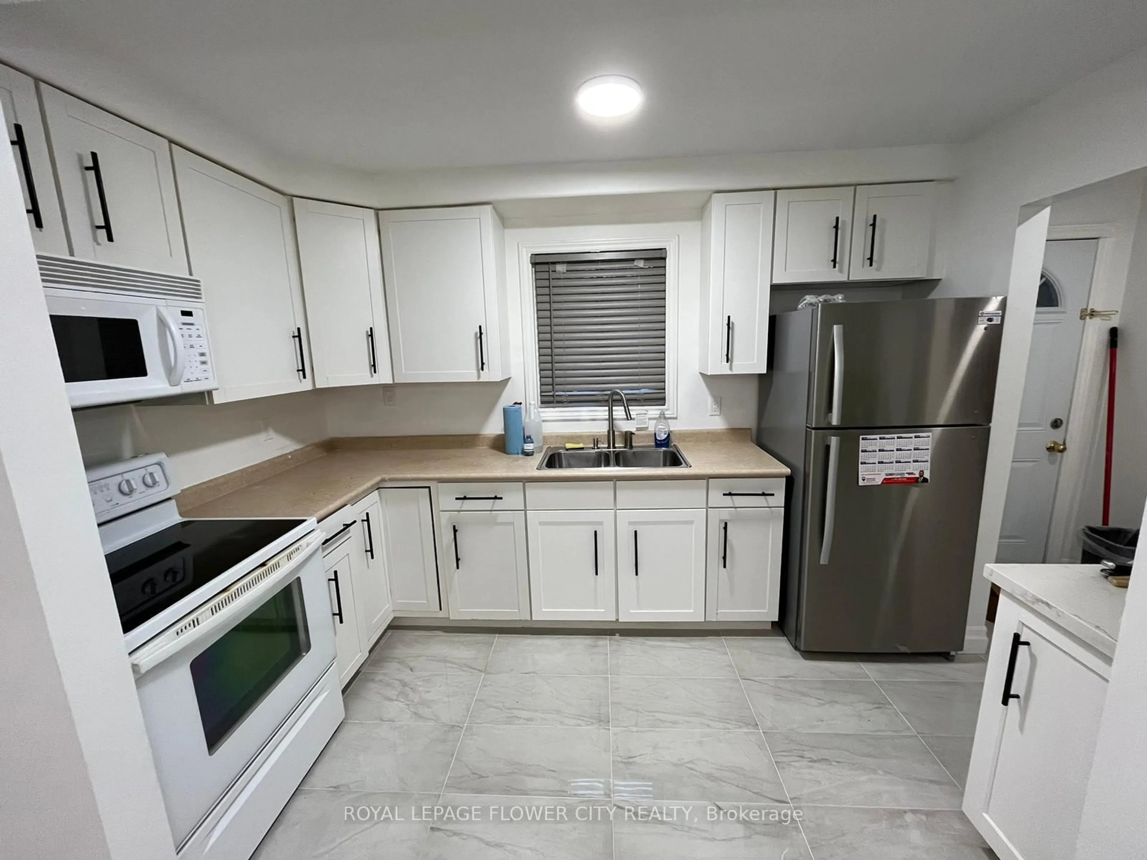 Standard kitchen, ceramic/tile floor for 52 Grand Valley Dr, Brampton Ontario L6S 2K9