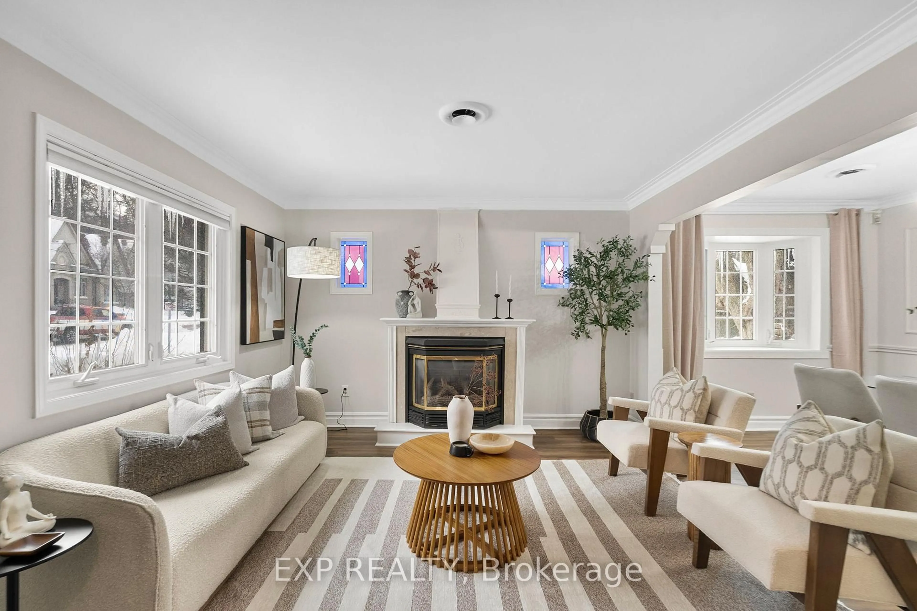 Living room with furniture, ceramic/tile floor for 127 South Kingsway, Toronto Ontario M6S 3T5