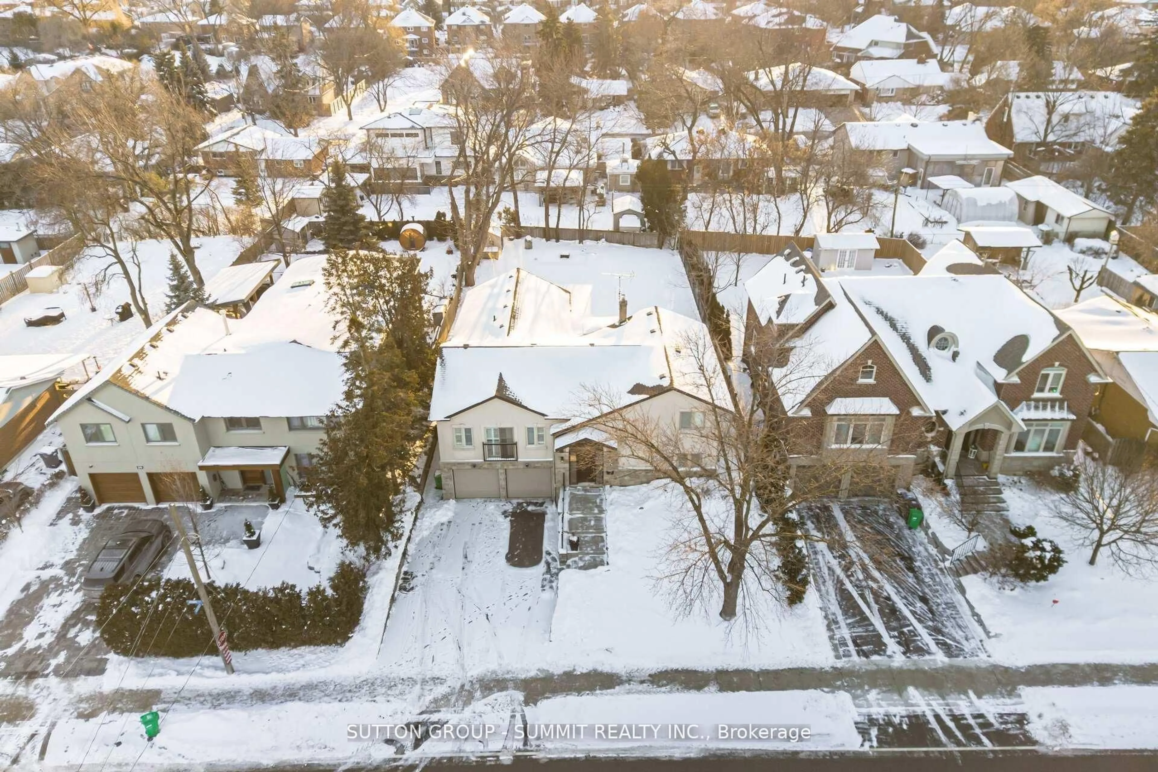A pic from outside/outdoor area/front of a property/back of a property/a pic from drone, street for 24 Joymar Dr, Mississauga Ontario L5M 1E9