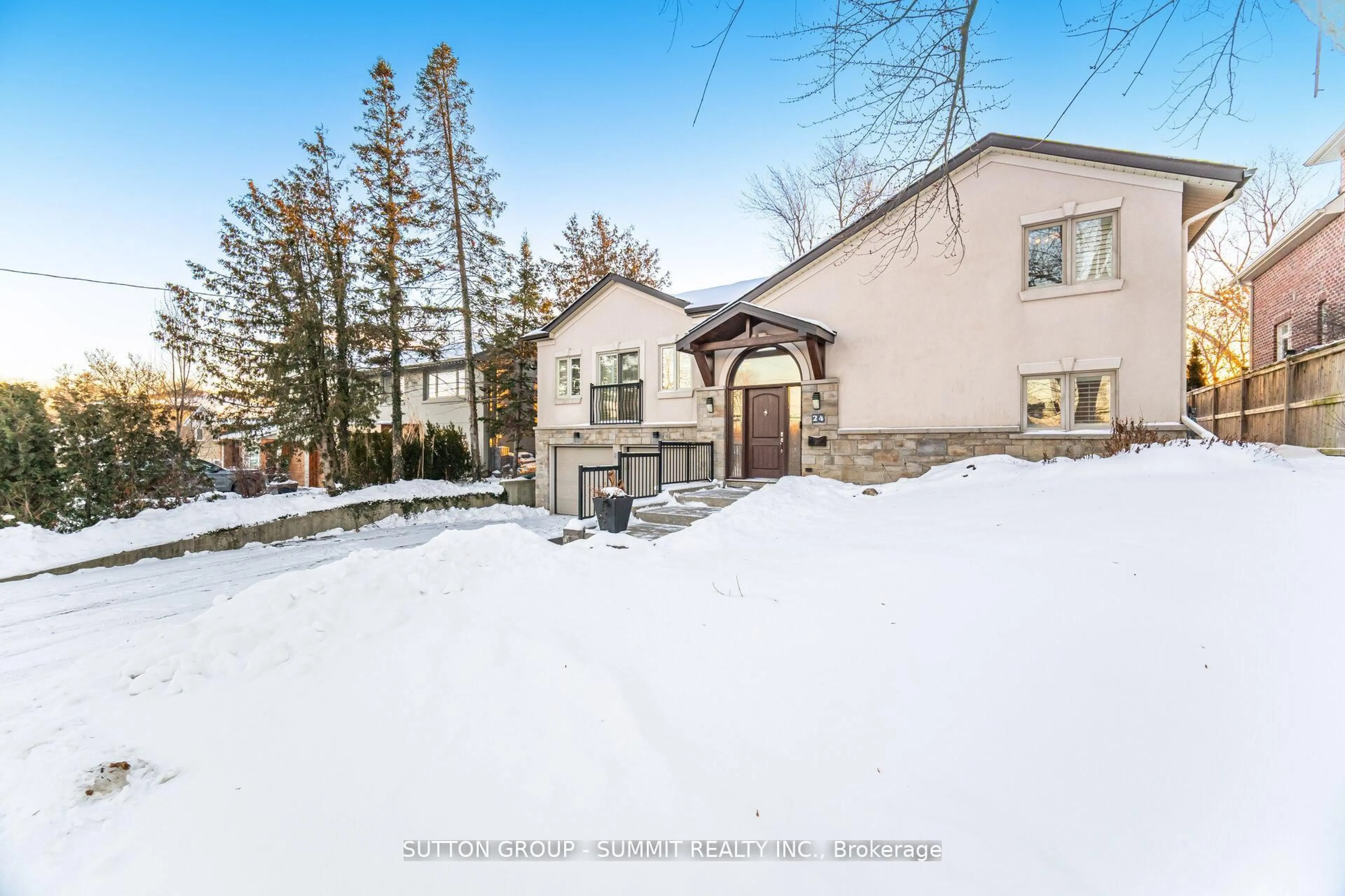 A pic from outside/outdoor area/front of a property/back of a property/a pic from drone, street for 24 Joymar Dr, Mississauga Ontario L5M 1E9