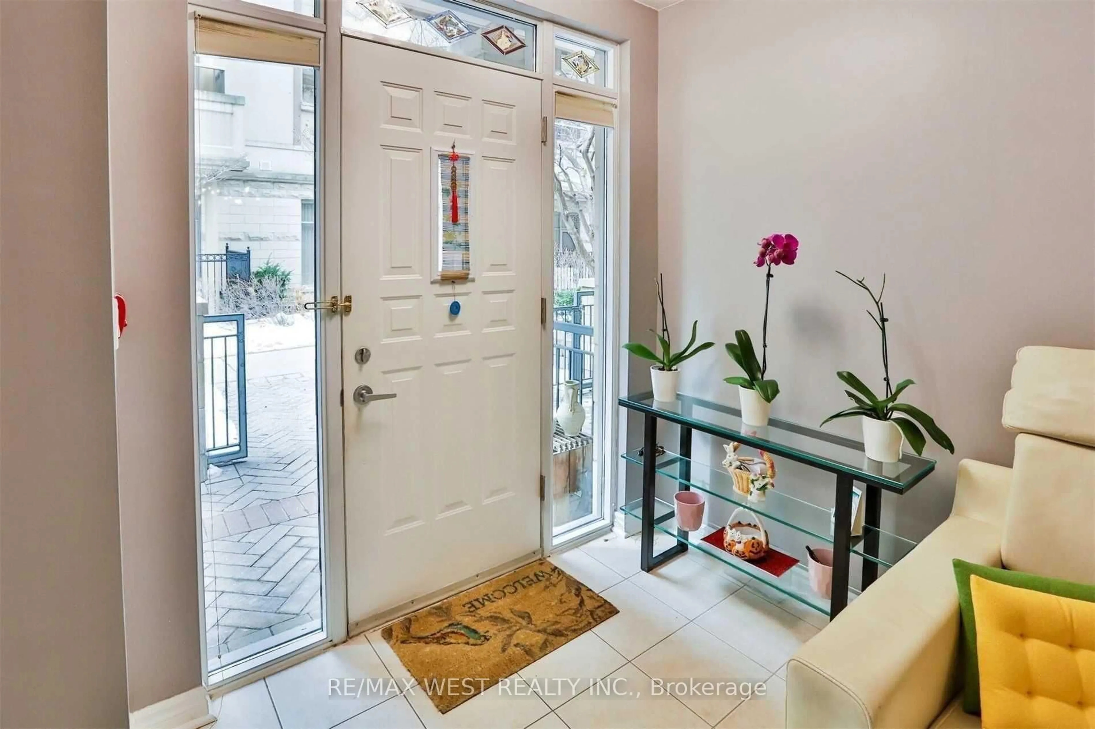 Indoor entryway for 330 Princess Royal Dr #GV-108, Mississauga Ontario L5B 4M8