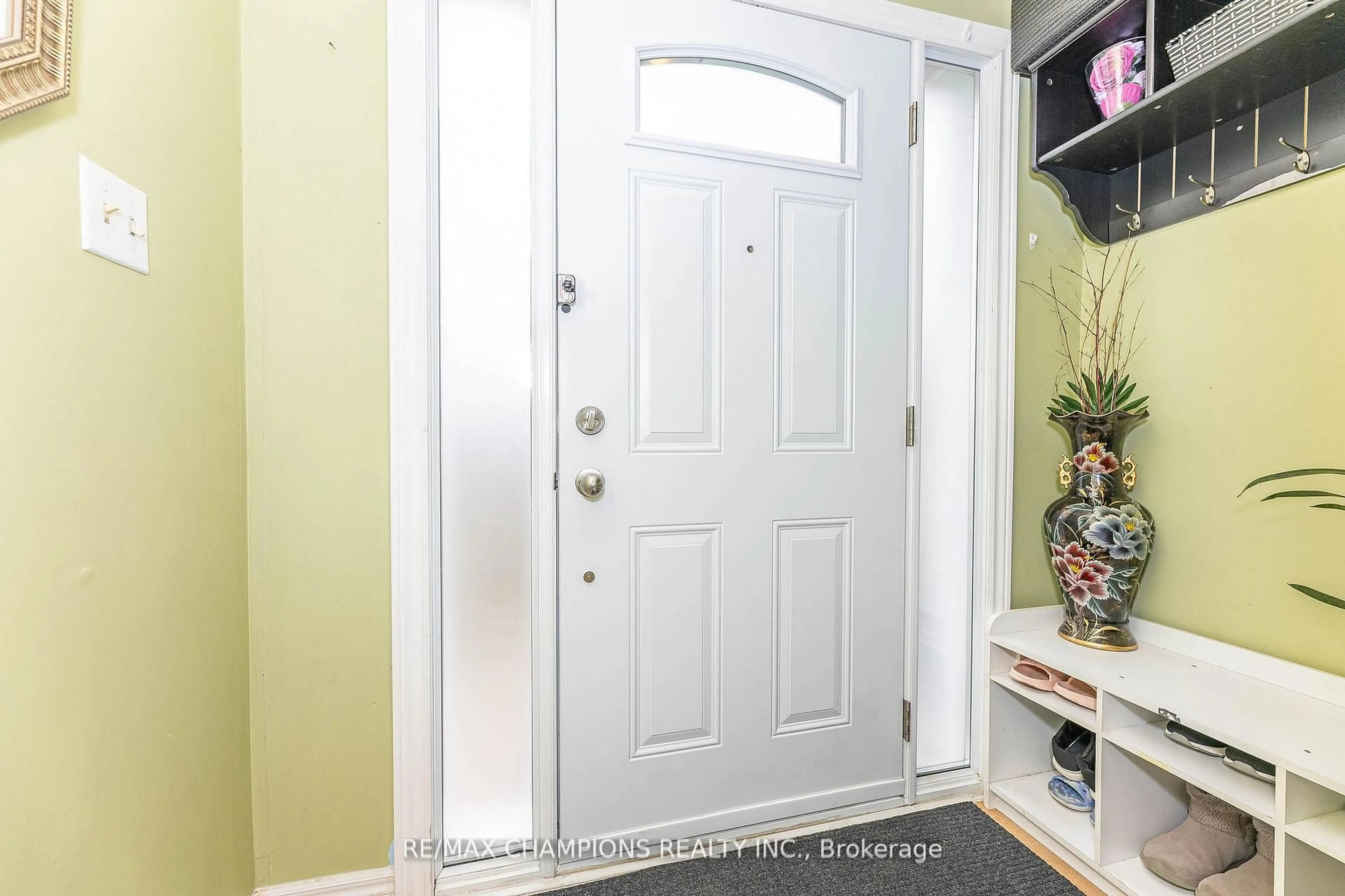 Indoor entryway for 3525 Brandon Gate Dr #17, Mississauga Ontario L4T 3M3