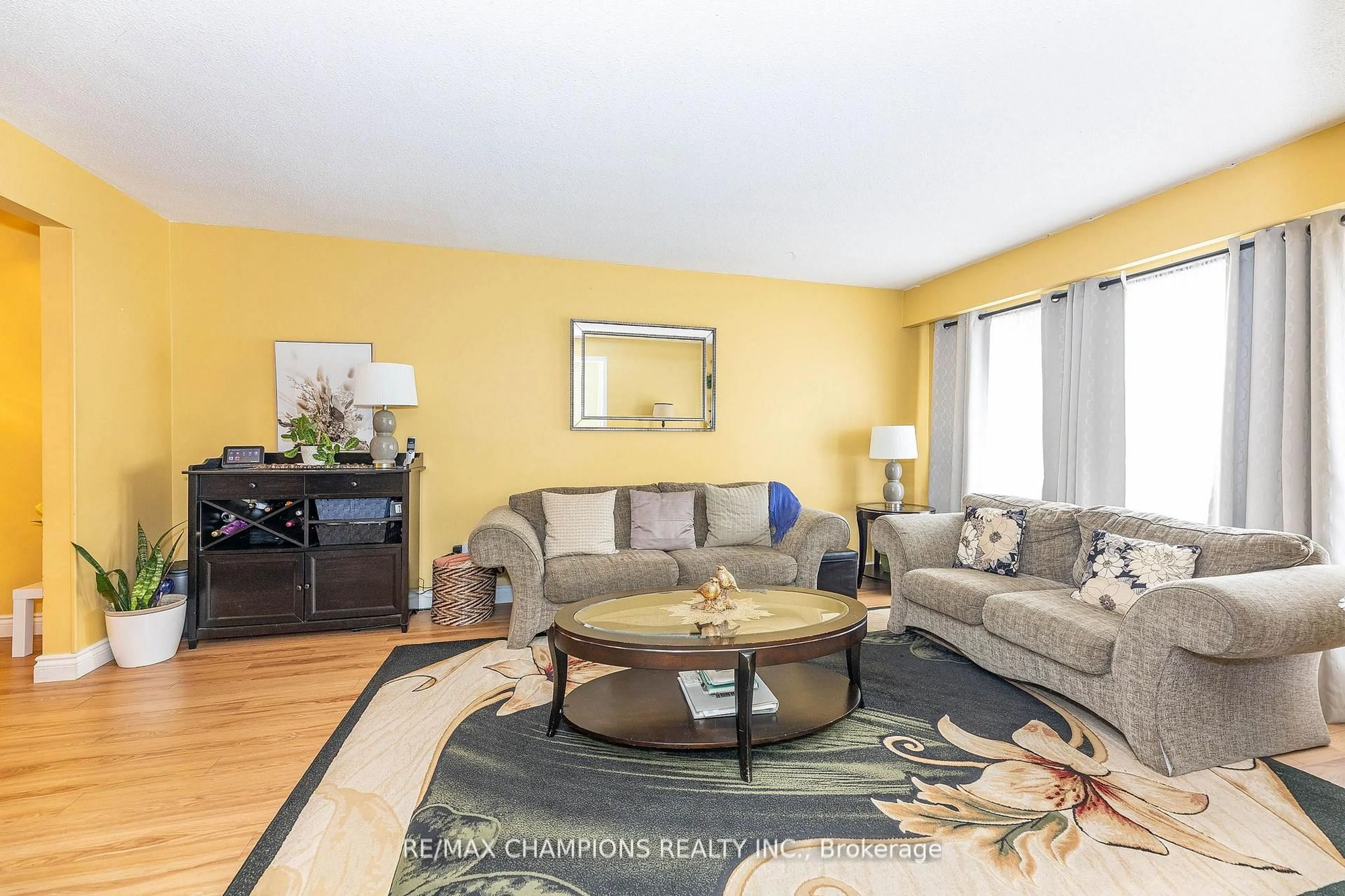 Living room with furniture, unknown for 3525 Brandon Gate Dr #17, Mississauga Ontario L4T 3M3