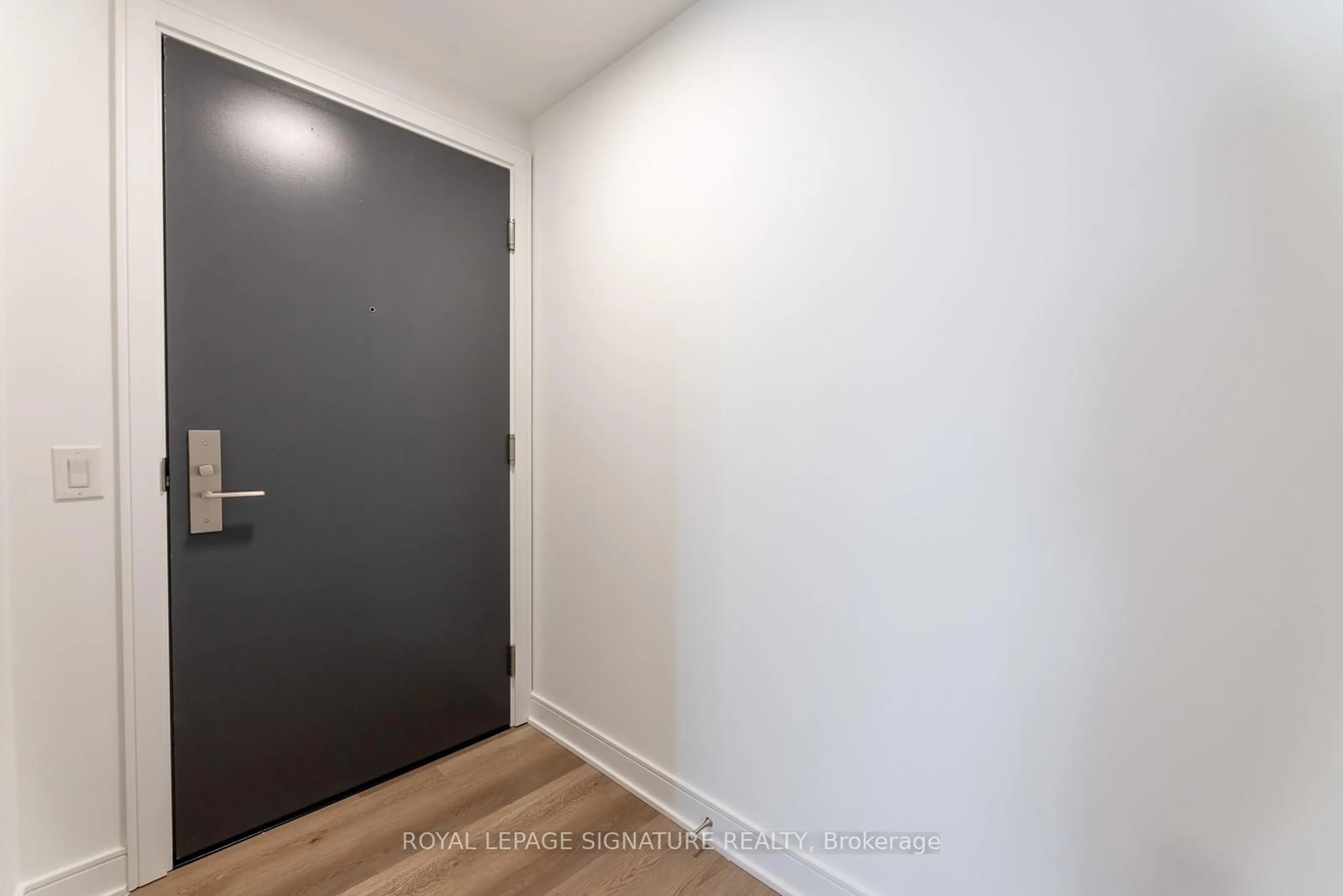 Indoor entryway for 86 Dundas St #1204, Mississauga Ontario L5A 1W4