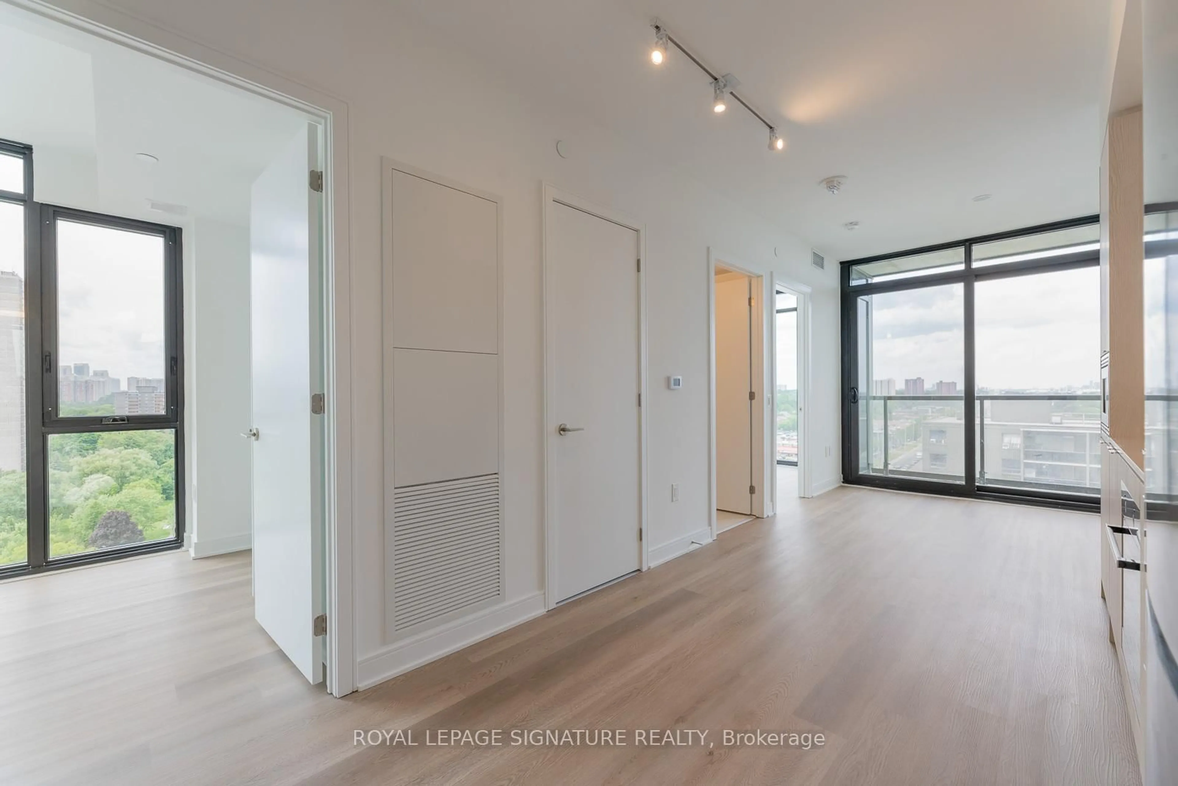 Indoor entryway for 86 Dundas St #1204, Mississauga Ontario L5A 1W4