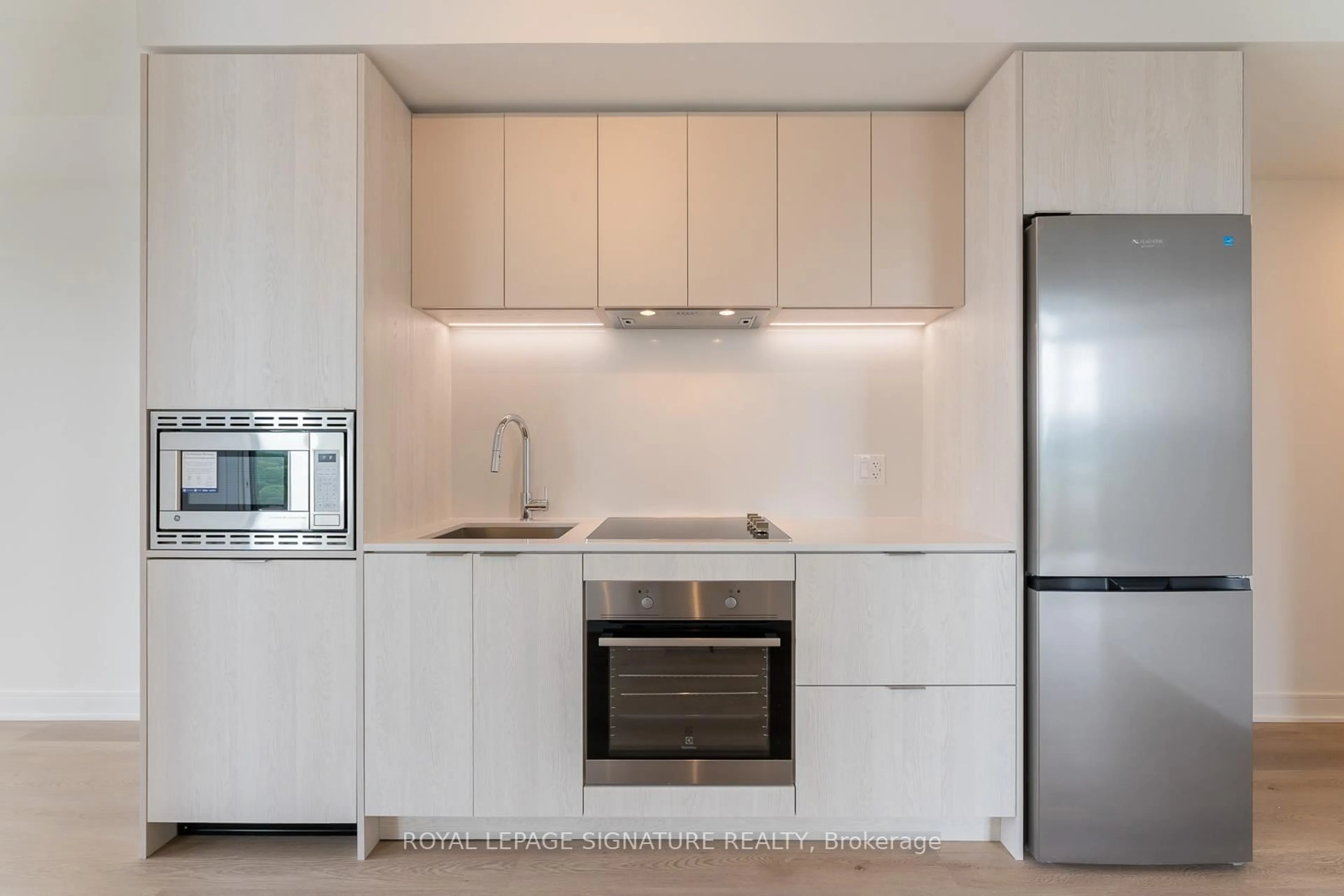 Standard kitchen, unknown for 86 Dundas St #1204, Mississauga Ontario L5A 1W4