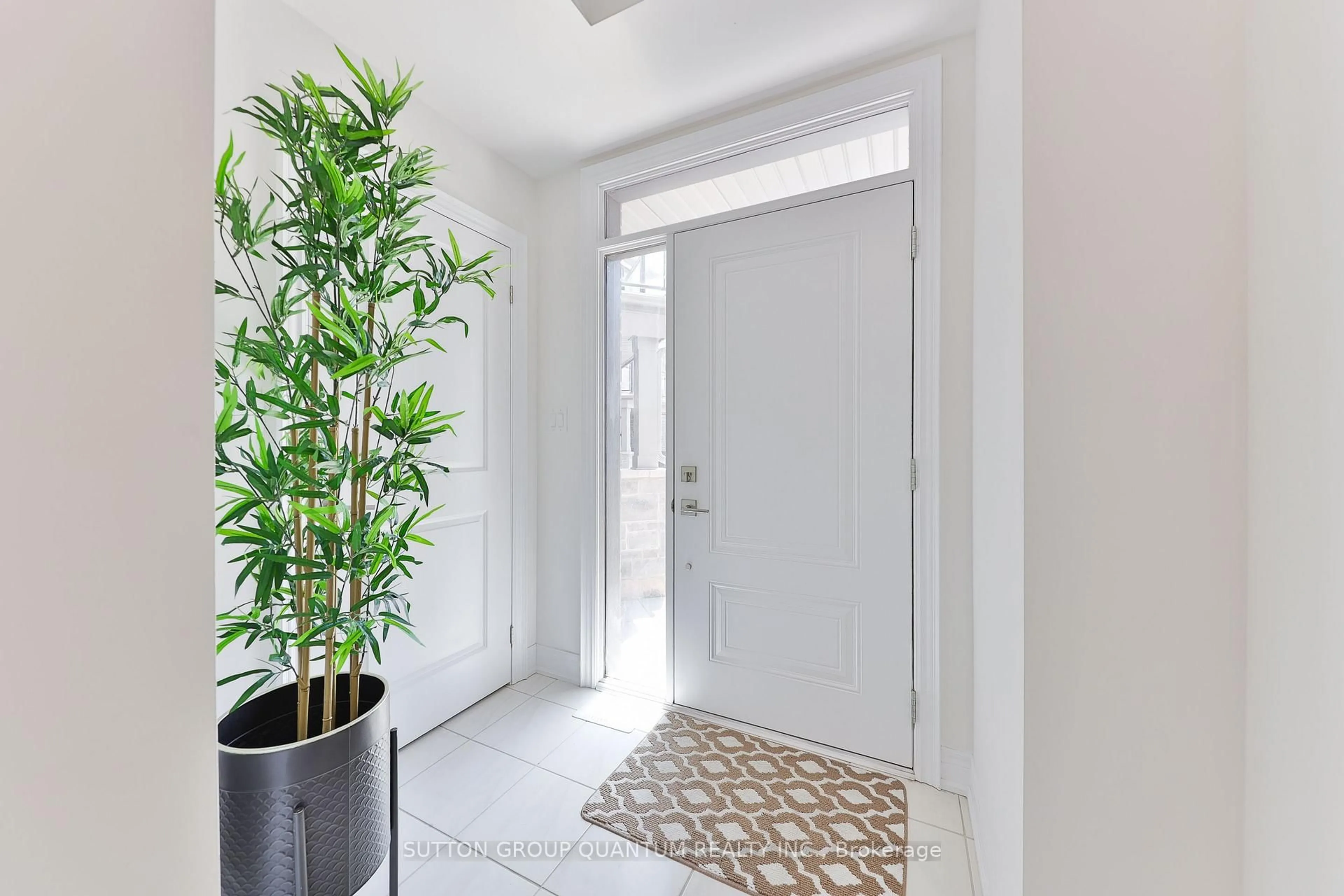 Indoor entryway for 2168 Postmaster Dr, Oakville Ontario L6M 5T1