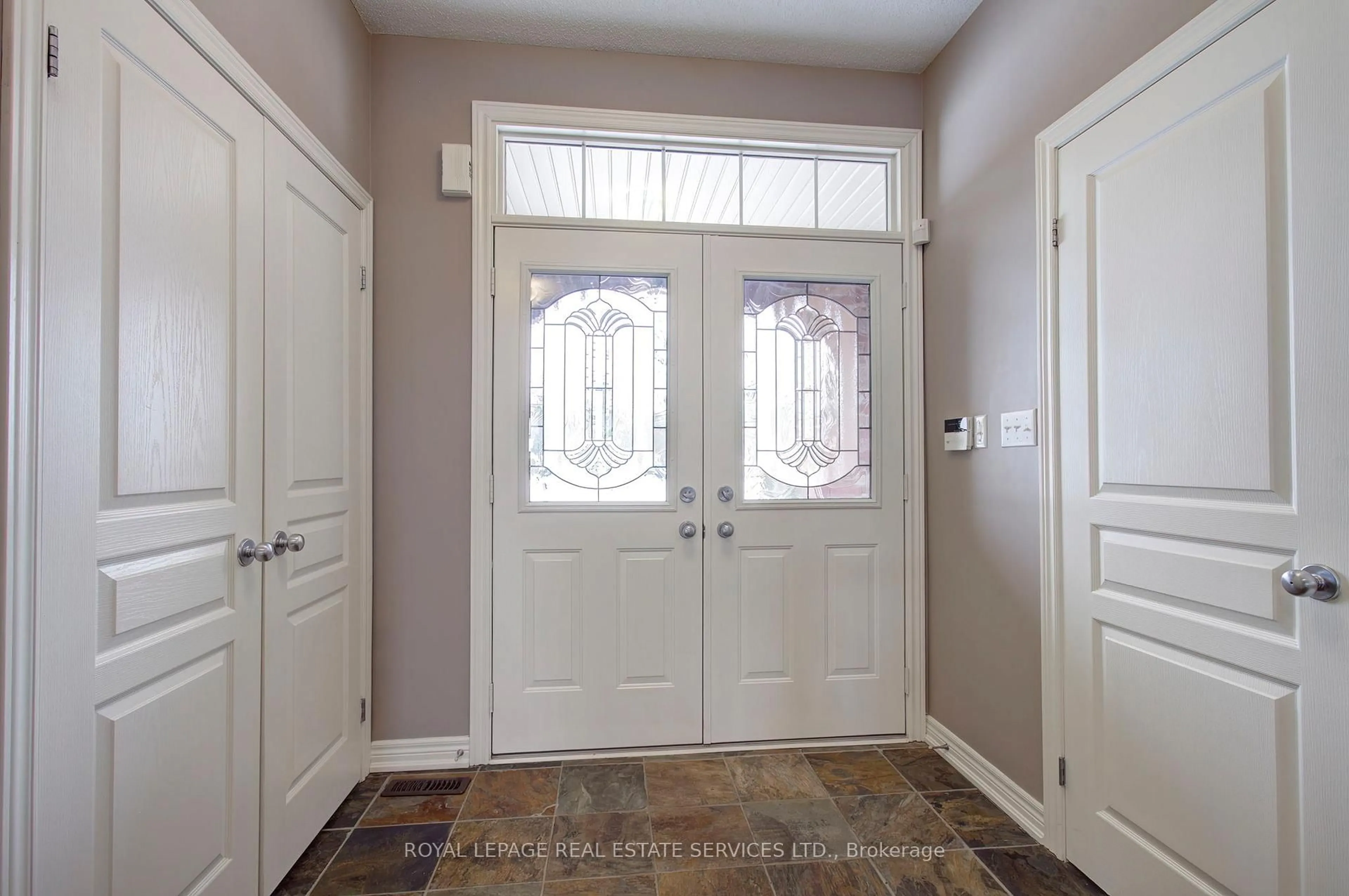 Indoor entryway for 2275 Littondale Lane, Oakville Ontario L6M 0A6