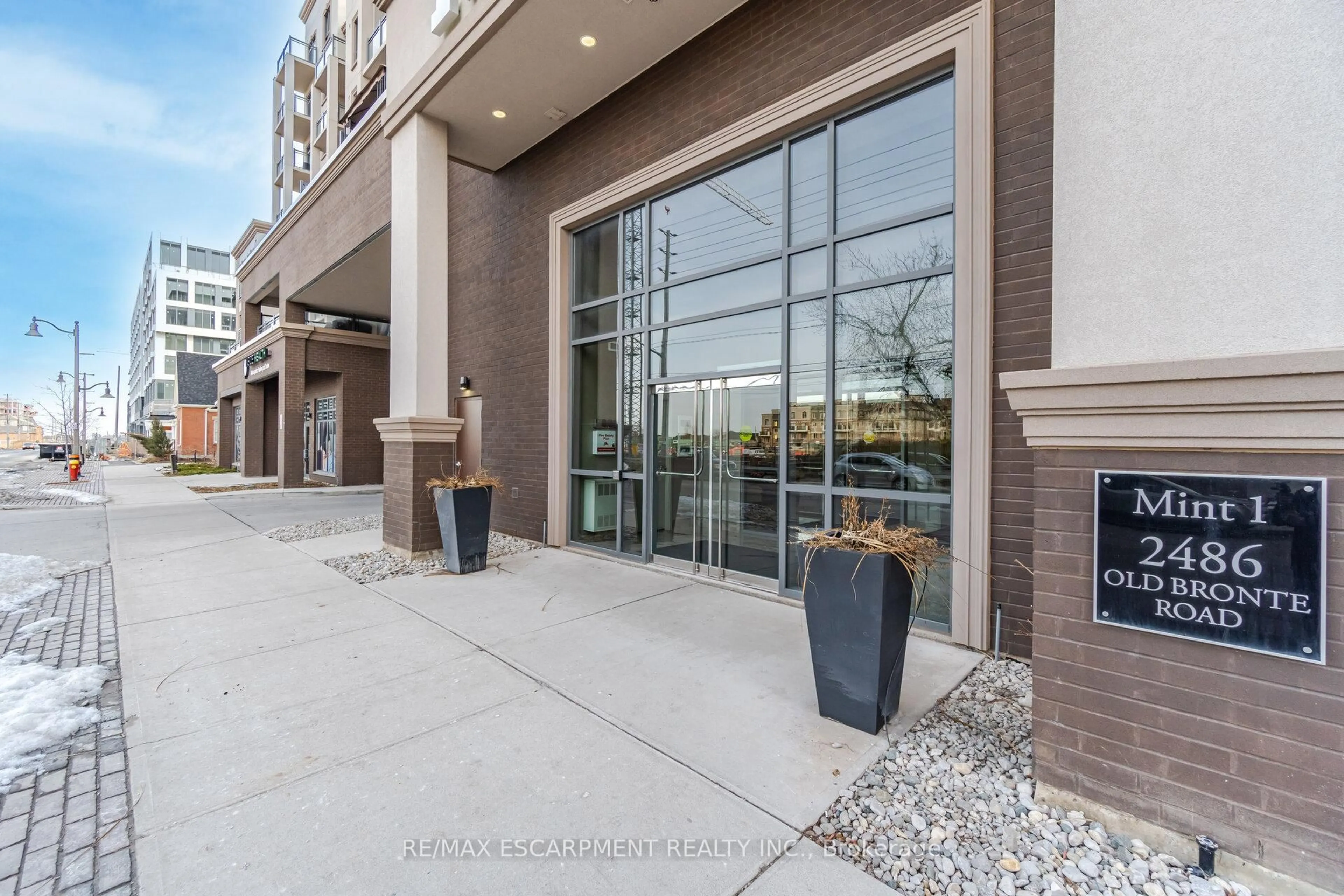 Indoor foyer for 2486 Old Bronte Rd #PH #811, Oakville Ontario L6M 0Y4