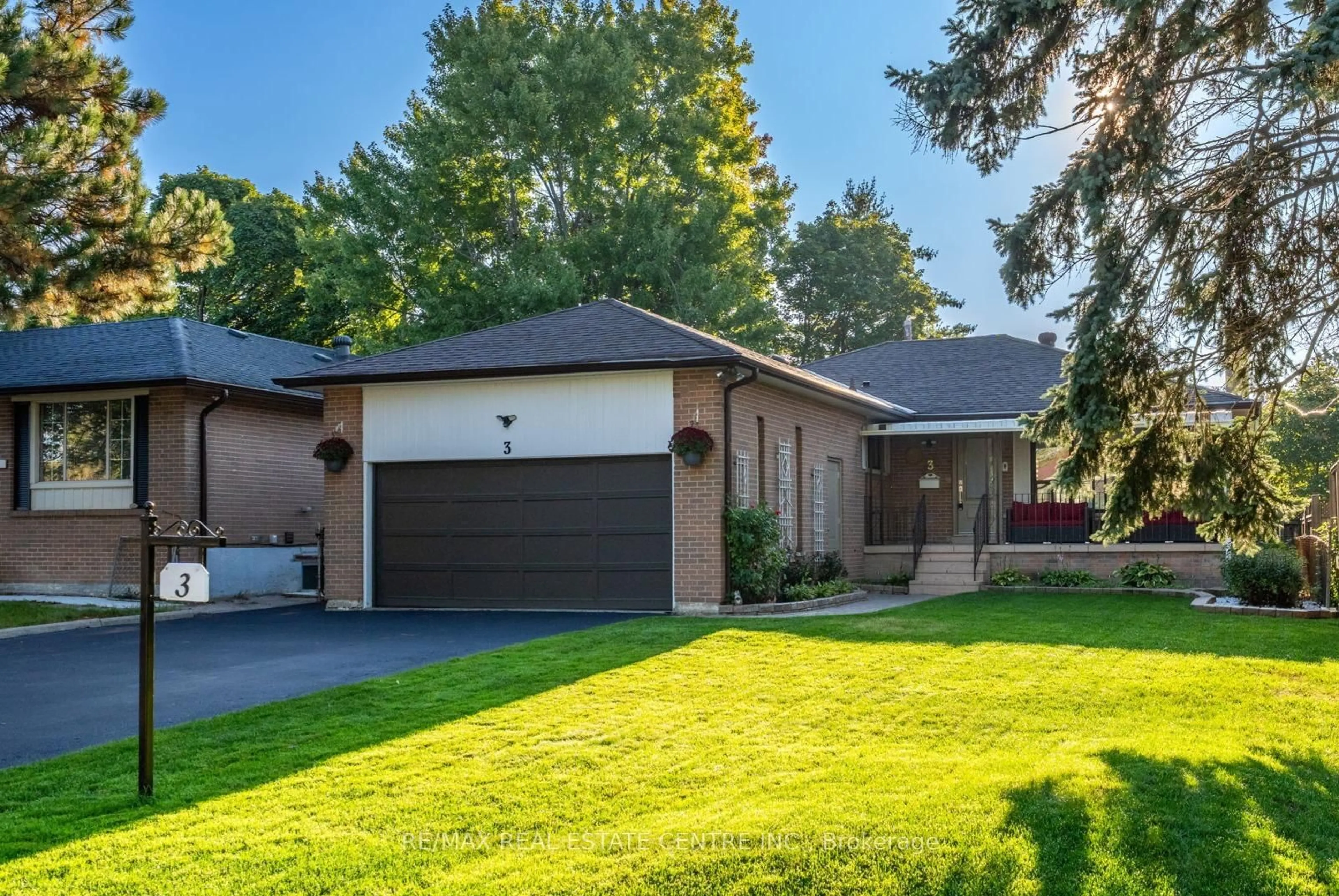 Home with brick exterior material, street for 3 Dunn Pl, Brampton Ontario L6T 1S2