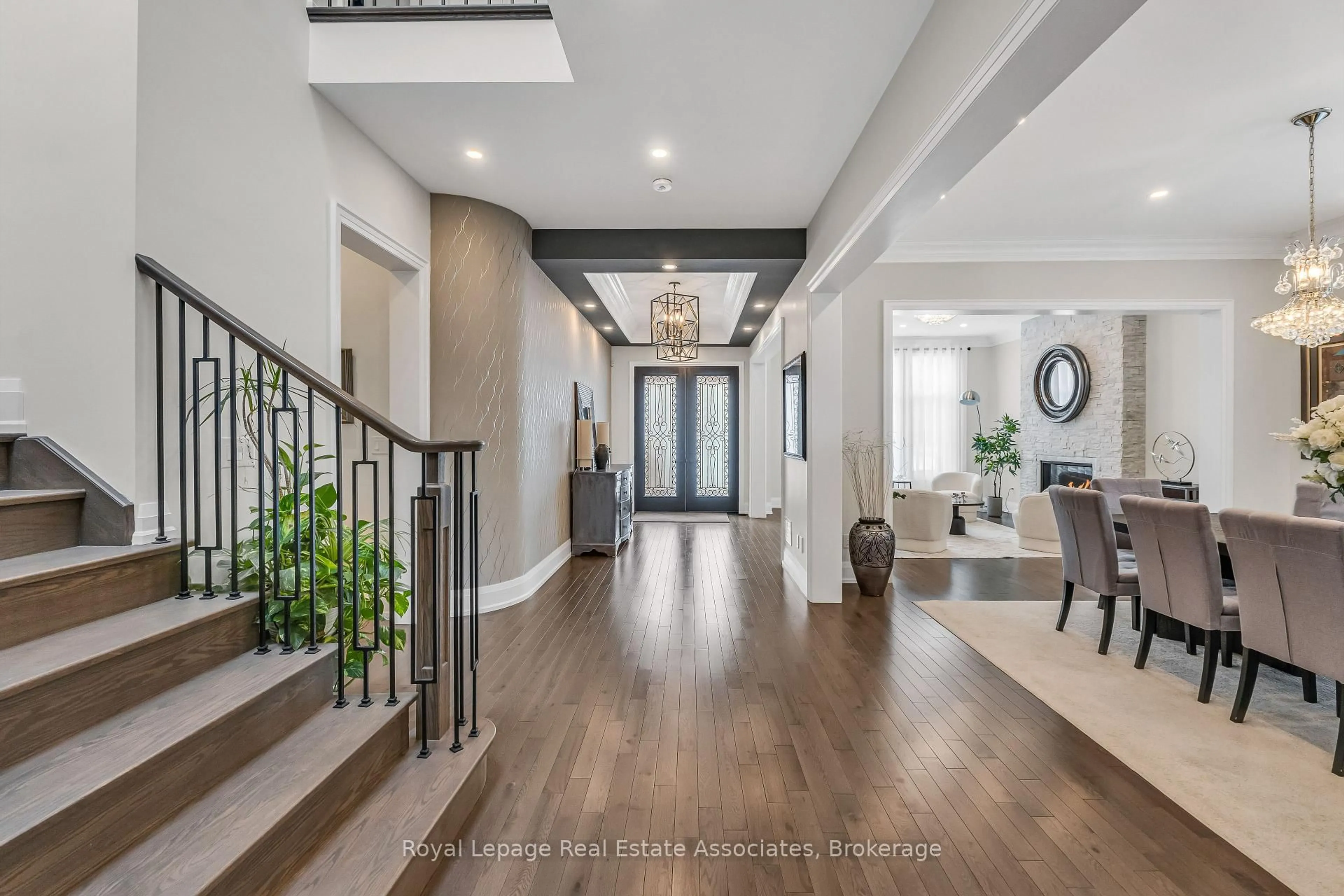 Indoor entryway for 1285 Mineola Gdns, Mississauga Ontario L5G 3Y5