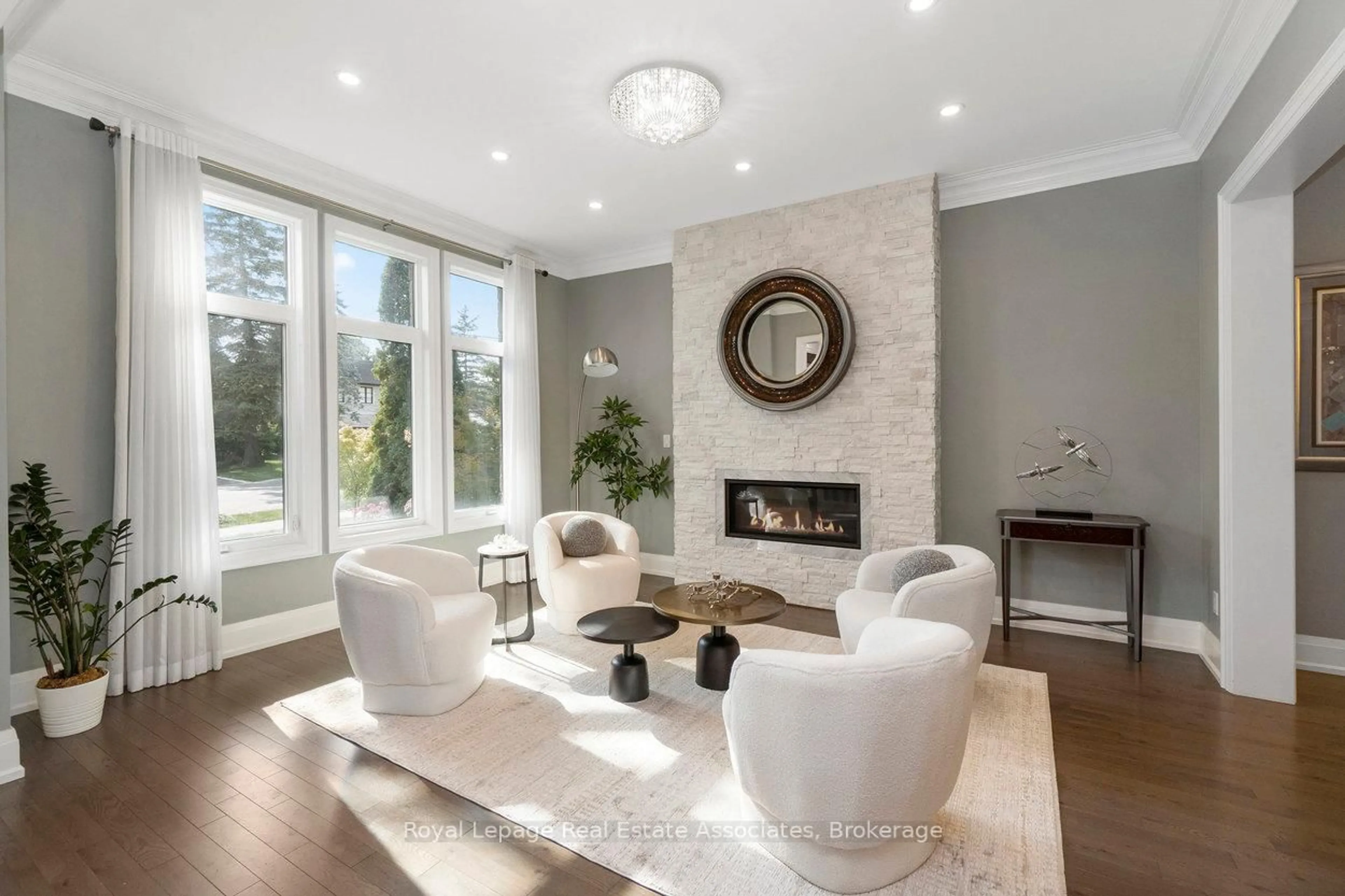 Living room with furniture, unknown for 1285 Mineola Gdns, Mississauga Ontario L5G 3Y5