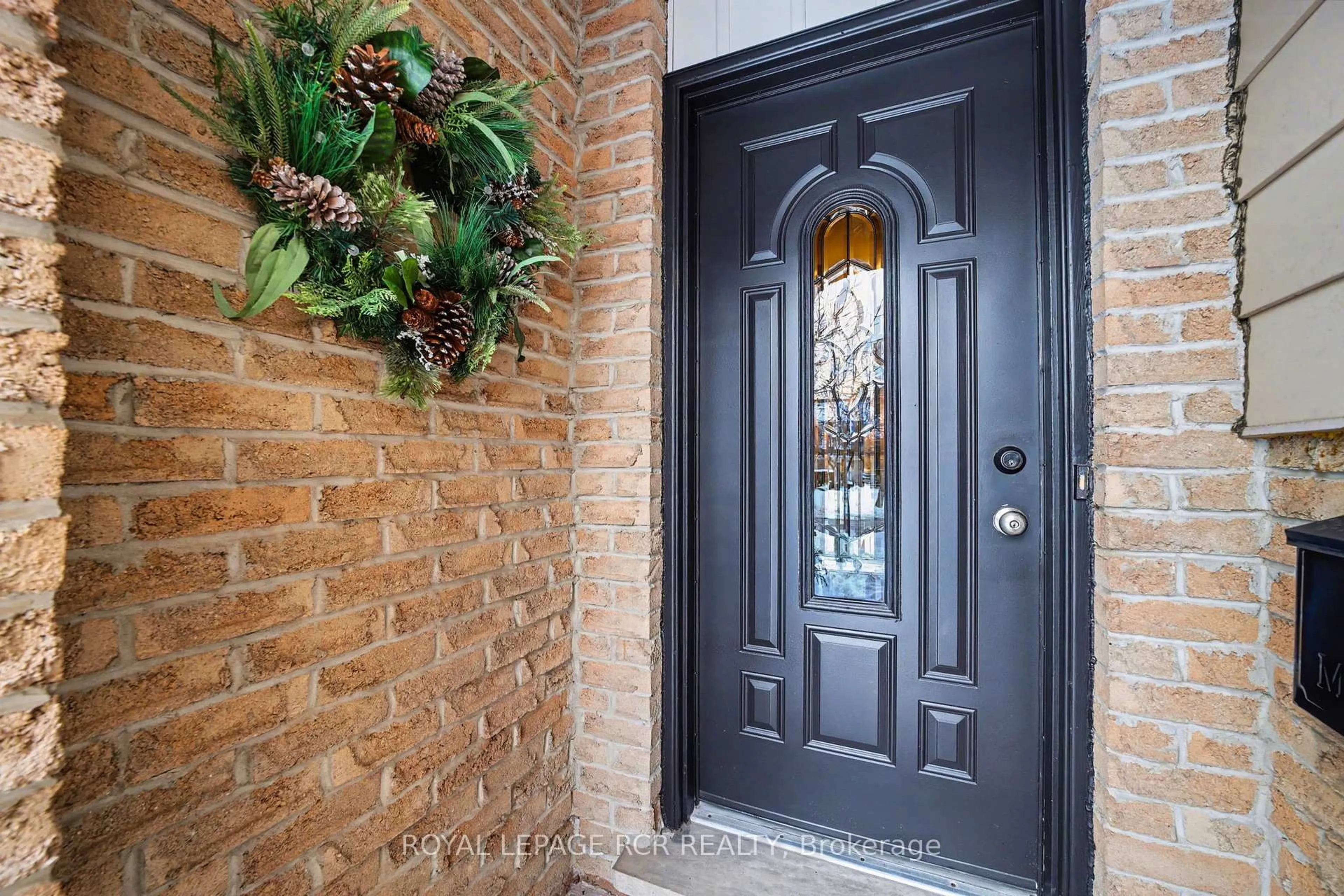 Indoor entryway for 2007 Amherst Heights Dr, Burlington Ontario L7P 3R3