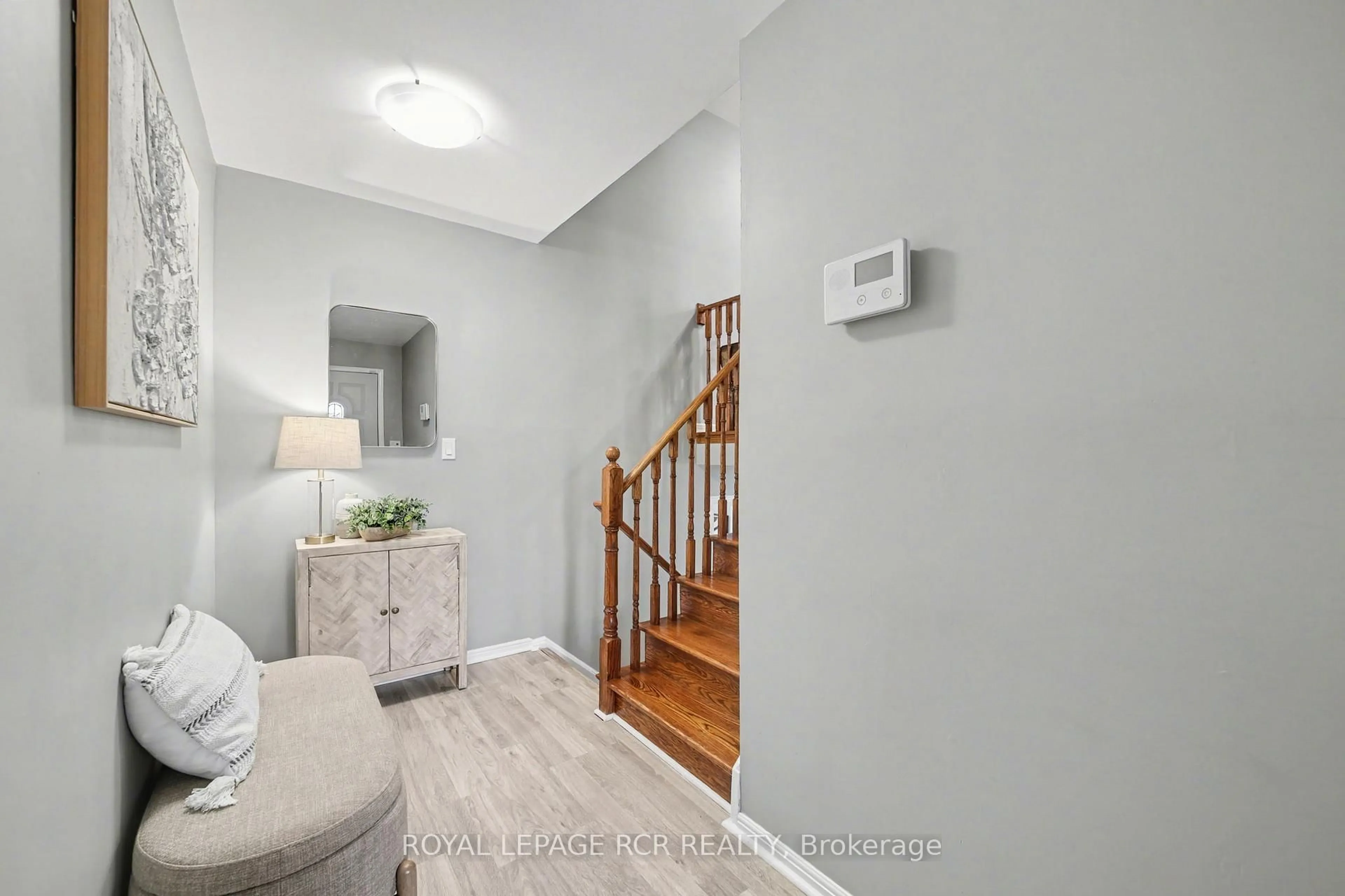 Indoor entryway for 2007 Amherst Heights Dr, Burlington Ontario L7P 3R3