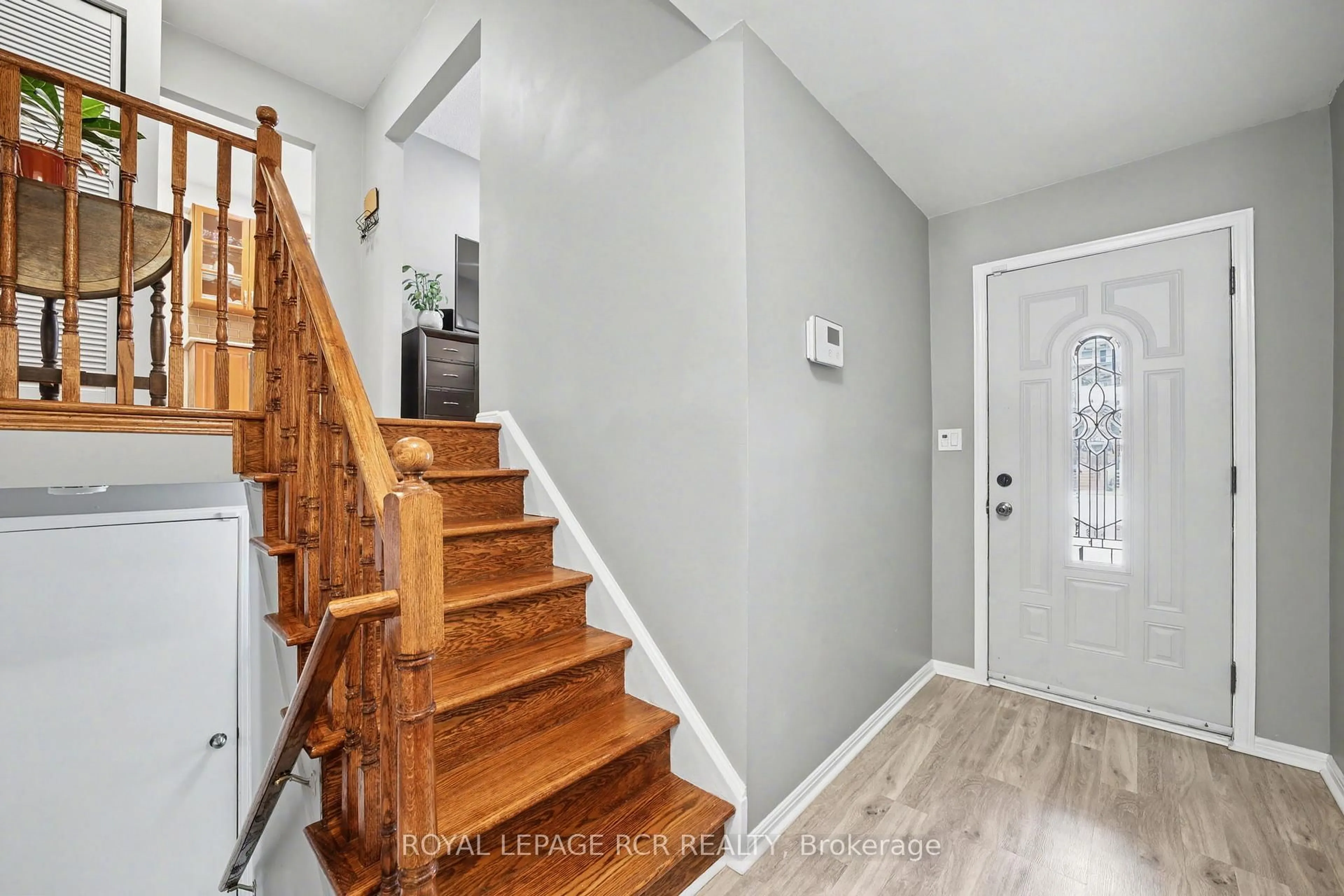 Indoor entryway for 2007 Amherst Heights Dr, Burlington Ontario L7P 3R3