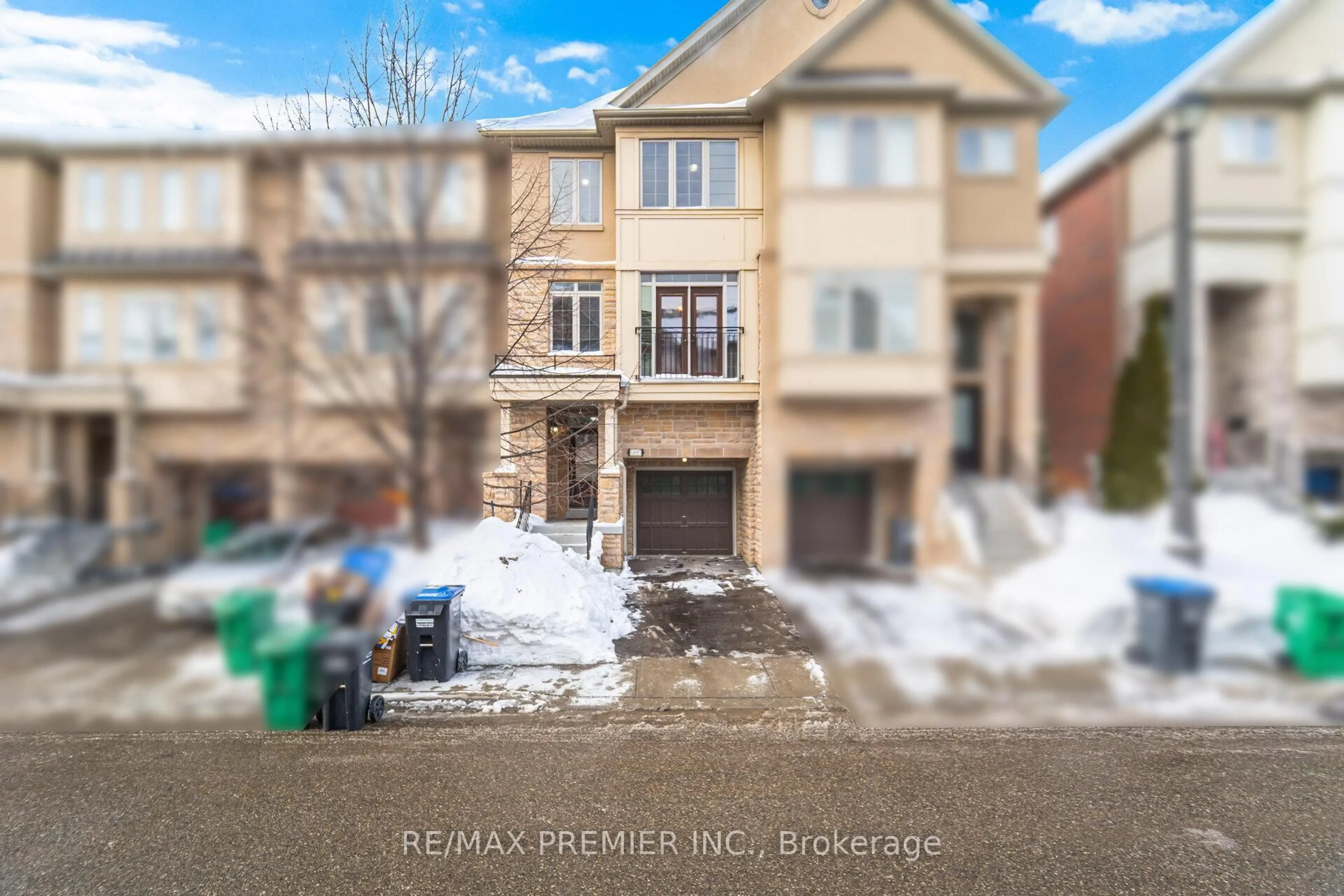 A pic from outside/outdoor area/front of a property/back of a property/a pic from drone, street for 3038 Haines Rd #19, Mississauga Ontario L4Y 0C8