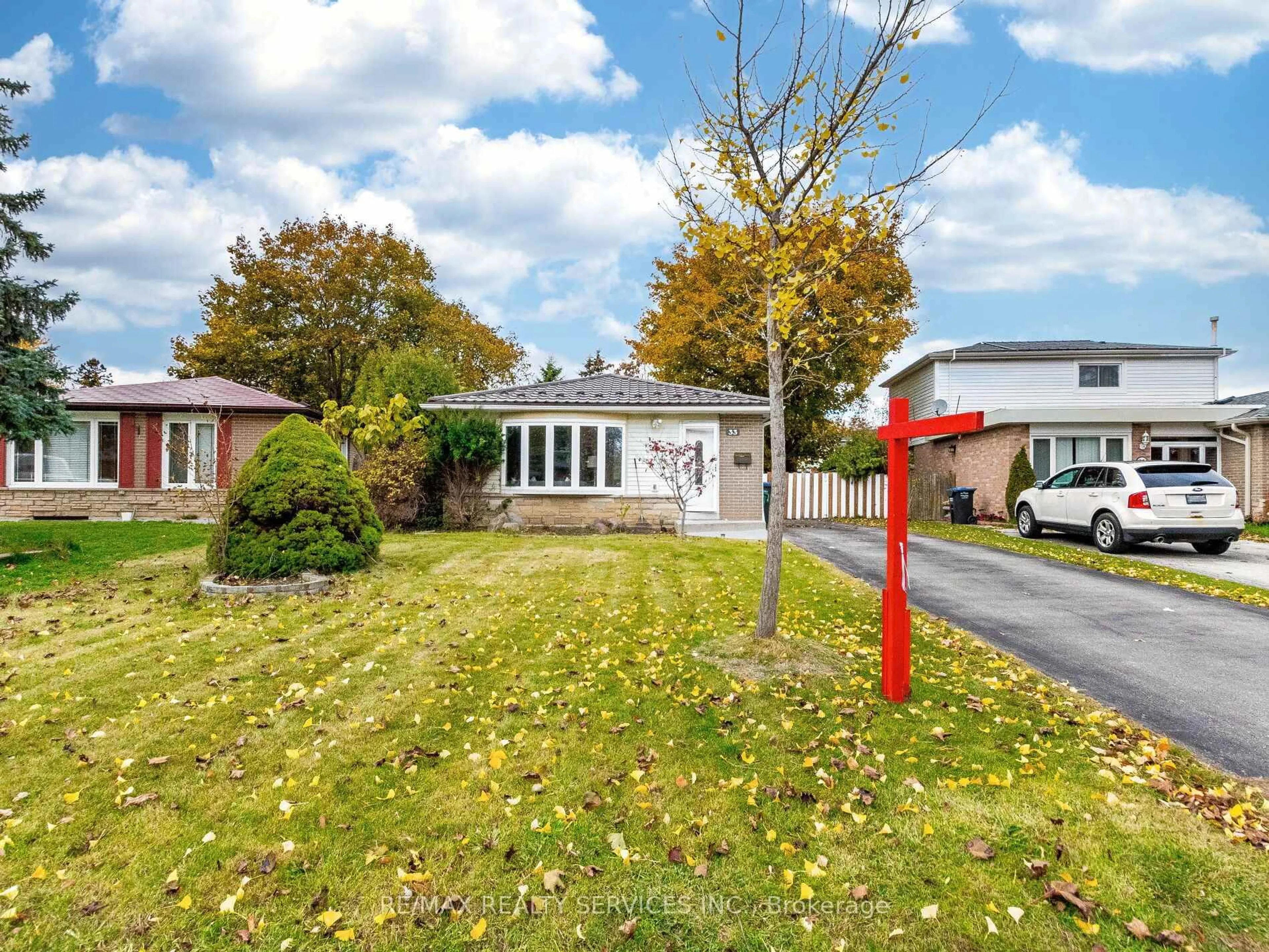 A pic from outside/outdoor area/front of a property/back of a property/a pic from drone, street for 33 Elrose Rd, Brampton Ontario L6T 2C1