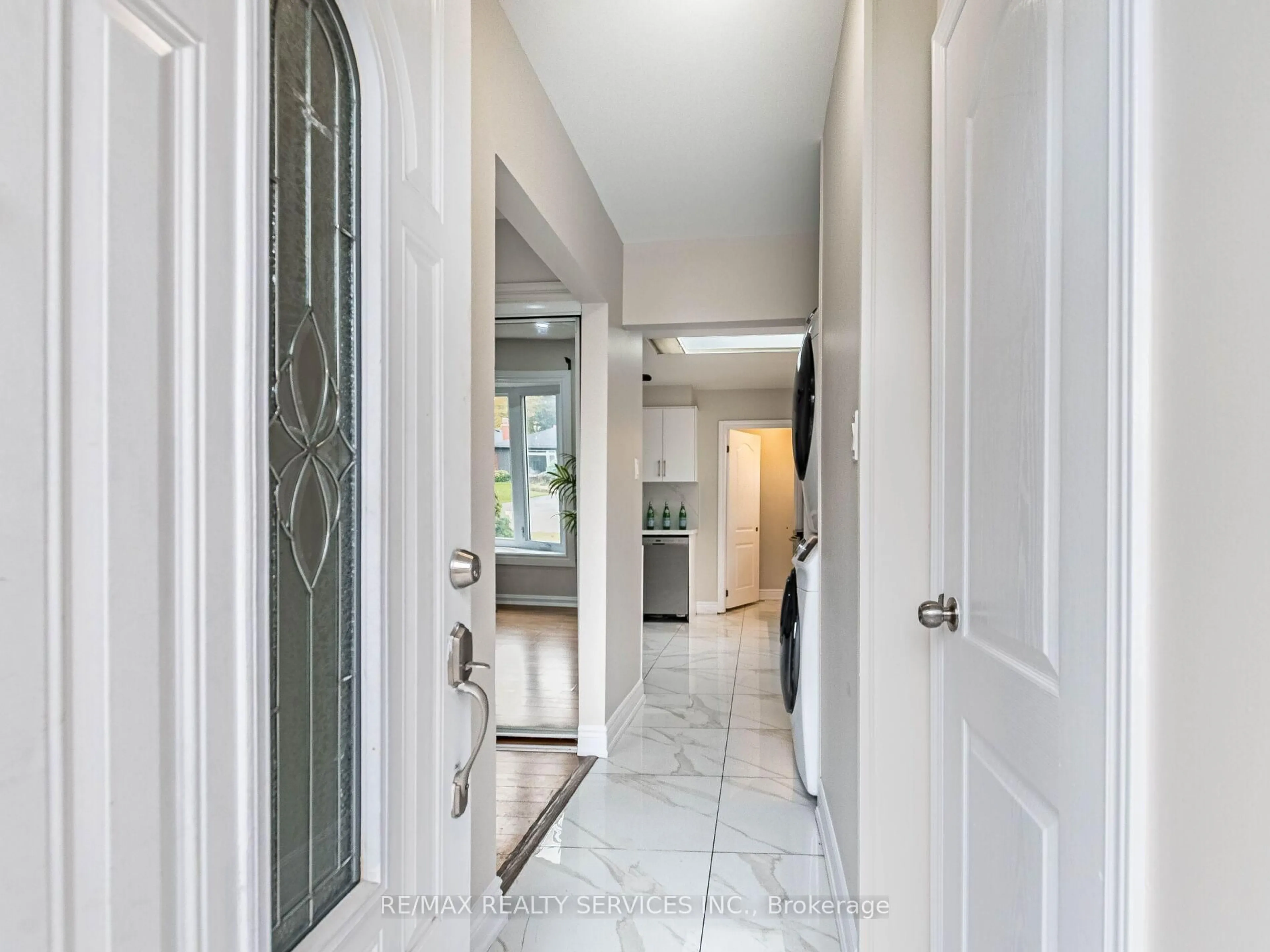 Indoor entryway for 33 Elrose Rd, Brampton Ontario L6T 2C1