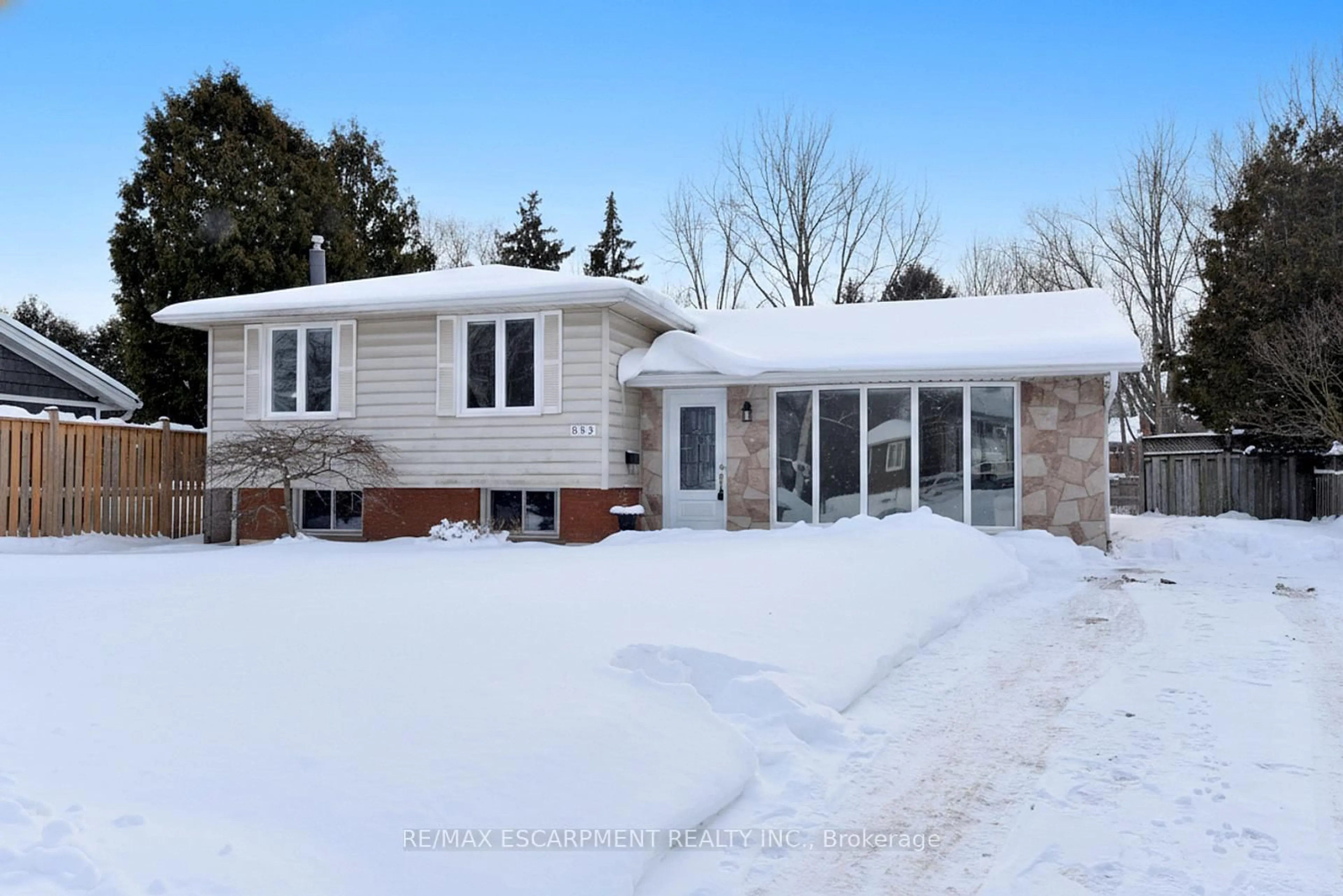 Home with vinyl exterior material, street for 552 Hull Crt, Burlington Ontario L7N 3C9