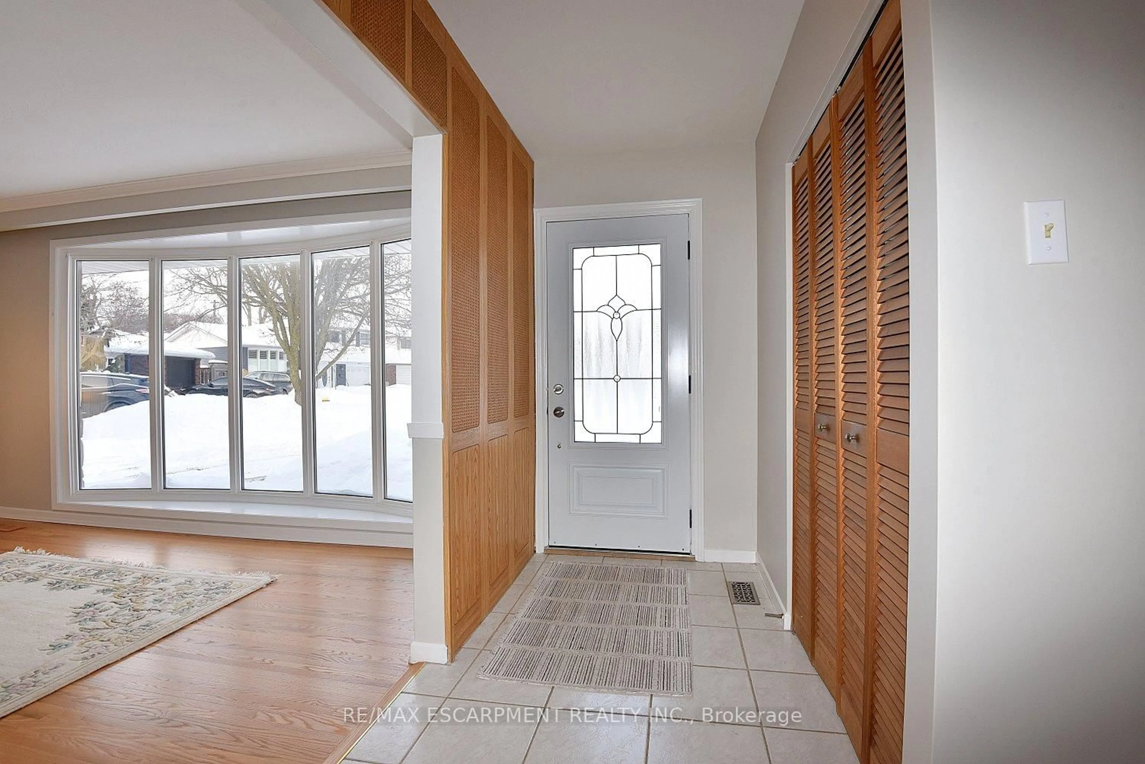 Indoor entryway for 552 Hull Crt, Burlington Ontario L7N 3C9