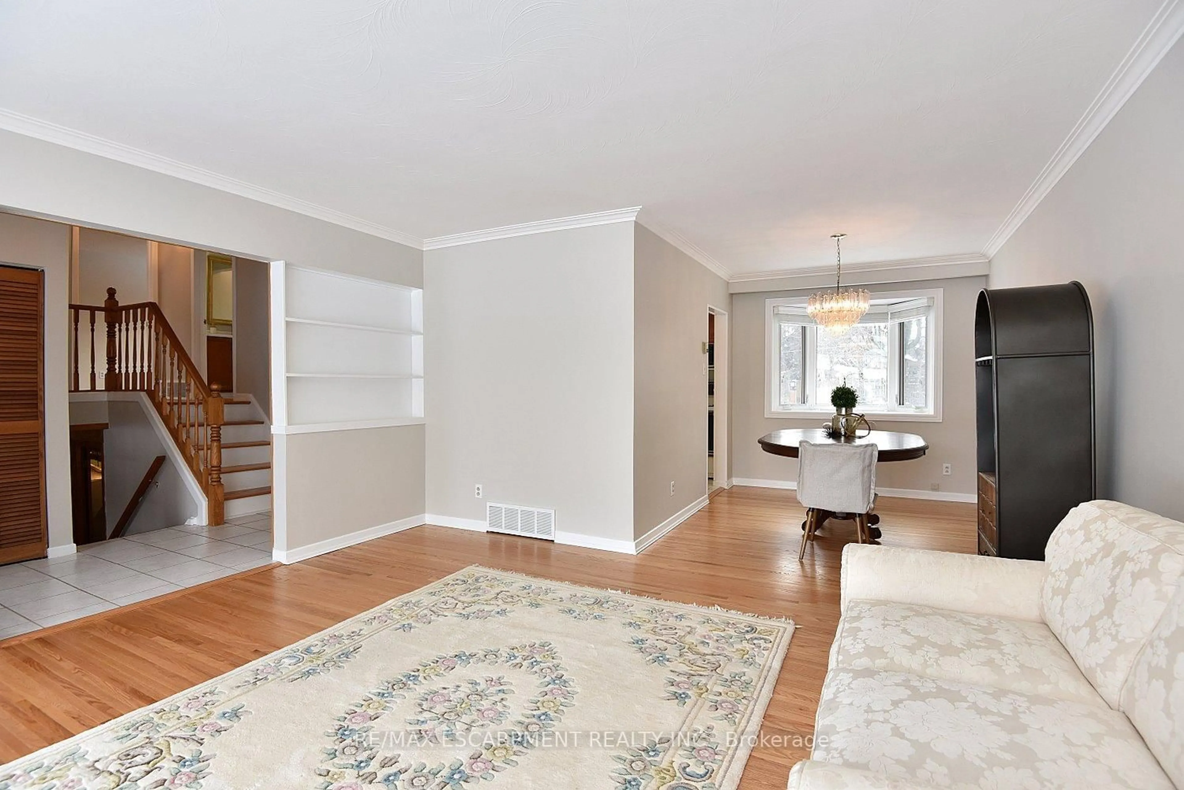 Unknown for 552 Hull Crt, Burlington Ontario L7N 3C9