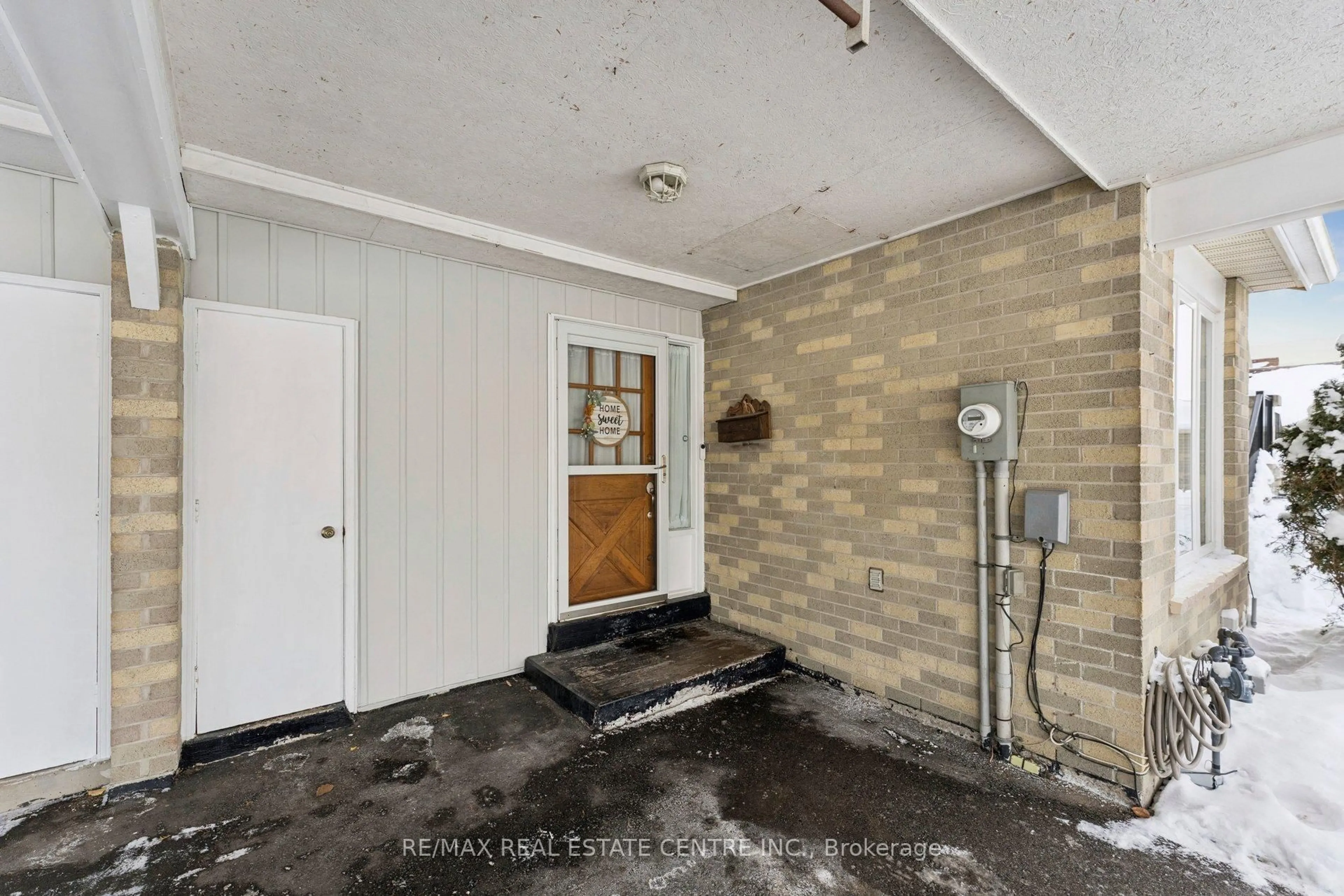 Indoor entryway for 35 Primrose Cres, Brampton Ontario L6Z 1E1