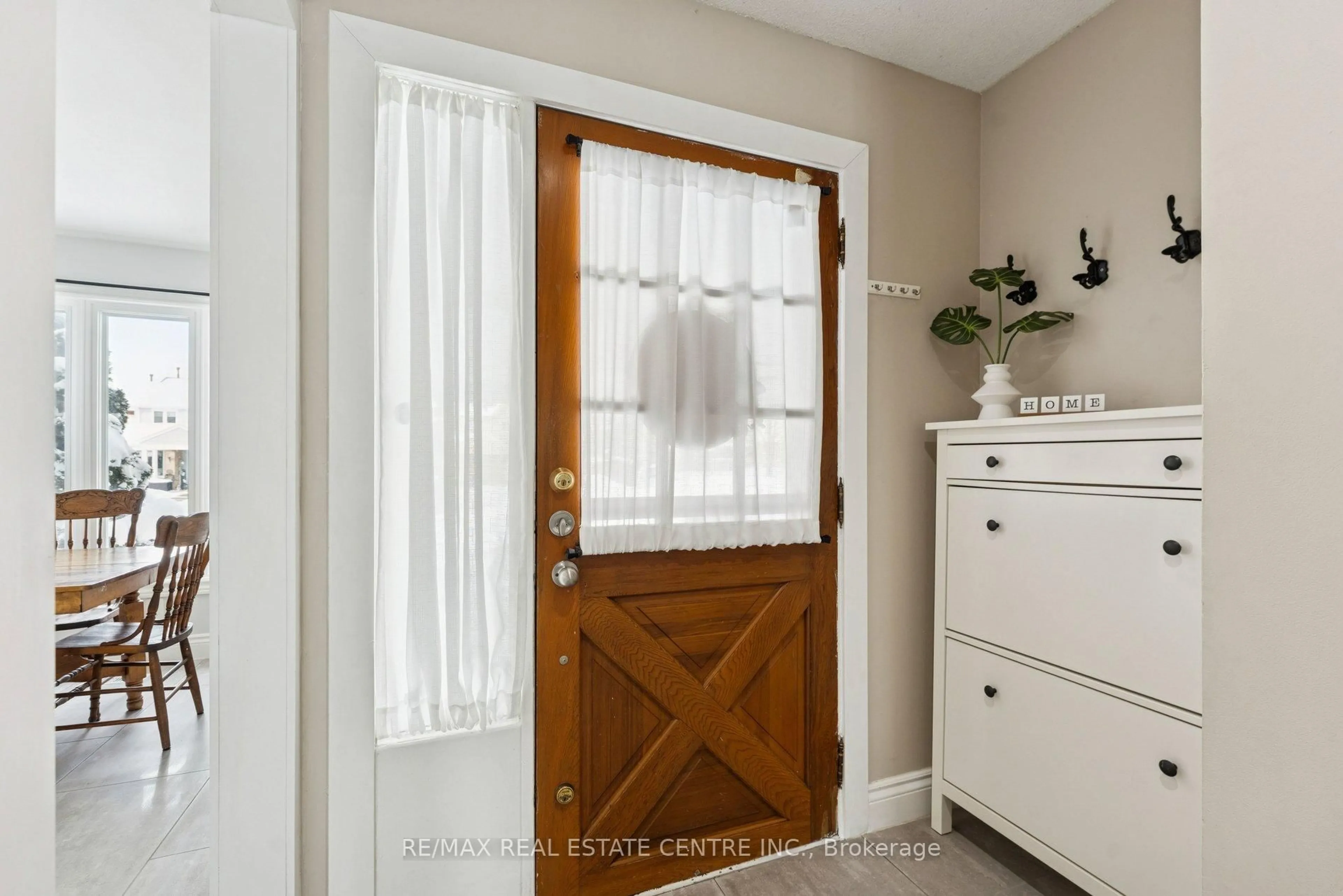 Indoor entryway for 35 Primrose Cres, Brampton Ontario L6Z 1E1